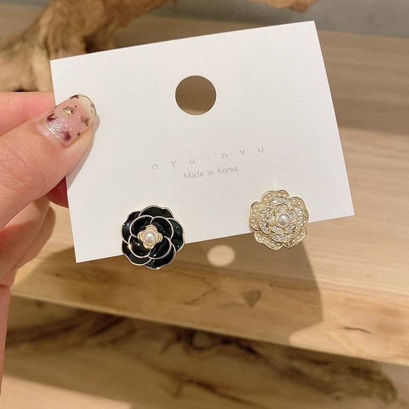 🌸 Korean earrings 🌸
🇰🇷 งานเกาหลี
ตุ้มหู ชาแนล ลายดอกคามิเลีย 
💕 ใส่แล้วเรียบหรู ดูไฮ ใส่ไปเที่ยวไปออกงาน ทำงาน ได้หมด เข้ากับทุกชุดเลยจ้า
🔸️มี 2 แบบ 2 สี
( คามิเลีย ขาว ทอง, คามิเลีย ดำ ทอง)

🔖 79 THB
🚩 สั่งซื้อ direct IG ได้เลยจ้า 😊💓

#ส่งฟรี #freeshipping
#ต่างหู #งานเกาหลี #unmetneedsitem