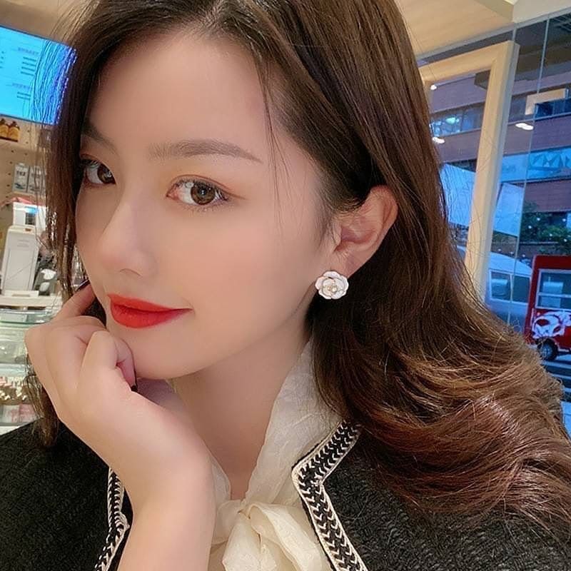 🌸 Korean earrings 🌸
🇰🇷 งานเกาหลี
ตุ้มหู ชาแนล ลายดอกคามิเลีย 
💕 ใส่แล้วเรียบหรู ดูไฮ ใส่ไปเที่ยวไปออกงาน ทำงาน ได้หมด เข้ากับทุกชุดเลยจ้า
🔸️มี 2 แบบ 2 สี
( คามิเลีย ขาว ทอง, คามิเลีย ดำ ทอง)

🔖 79 THB
🚩 สั่งซื้อ direct IG ได้เลยจ้า 😊💓

#ส่งฟรี #freeshipping
#ต่างหู #งานเกาหลี #unmetneedsitem