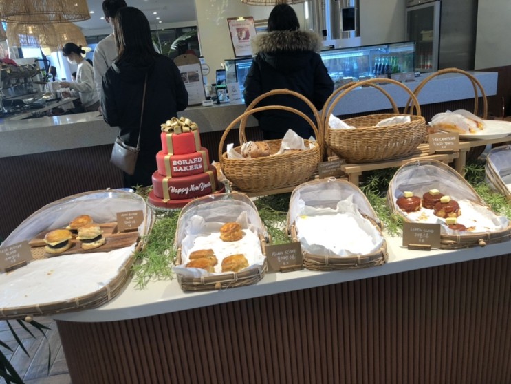 베이커리와 음료 너무 맛있고, 내부 인테리어 완벽한 오션뷰 맛집, 보래드베이커스 💛