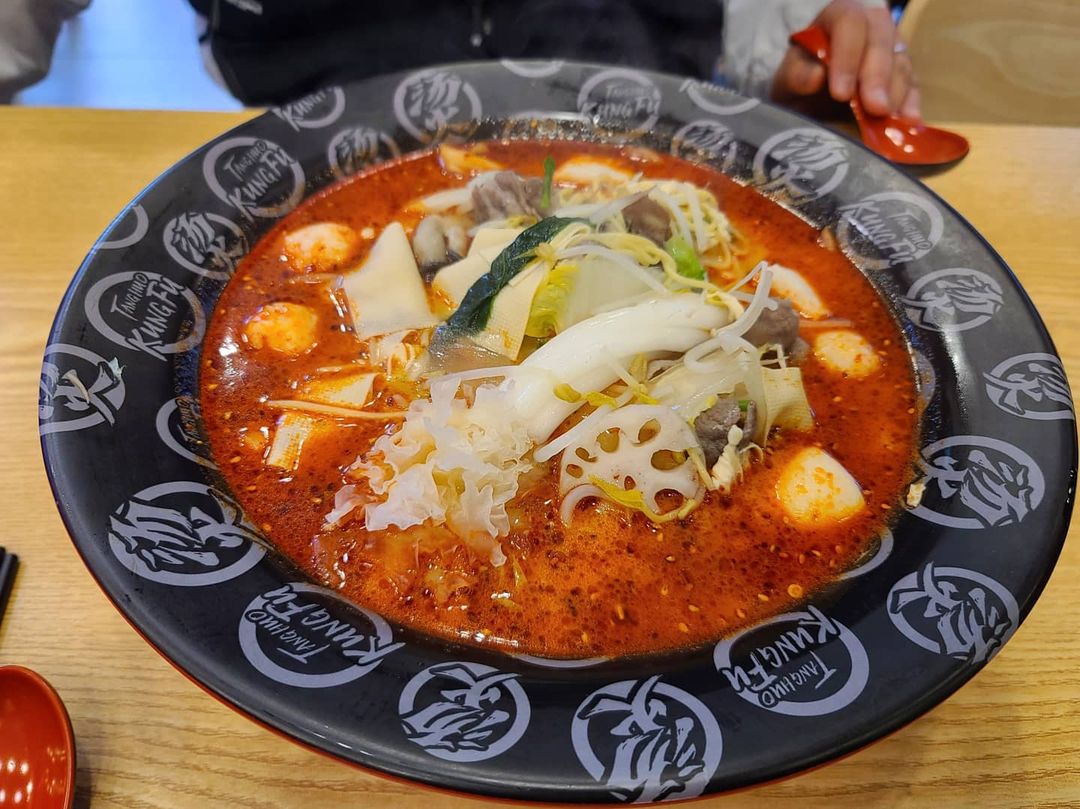  “#협찬 저 교정치과도 가야하고 나오는김에 한달내내 먹고싶었던 마라탕을 드디어 먹으러 왔어요♡ - 국물 자체에 땅콩소스를 넣는 탕화쿵푸마라탕!! 따로 찍어먹는 소스가 없어도 마라탕 자체가 굉장히 진하고 고소하면서 맛있어요♡ - 신랑하고 저는…”