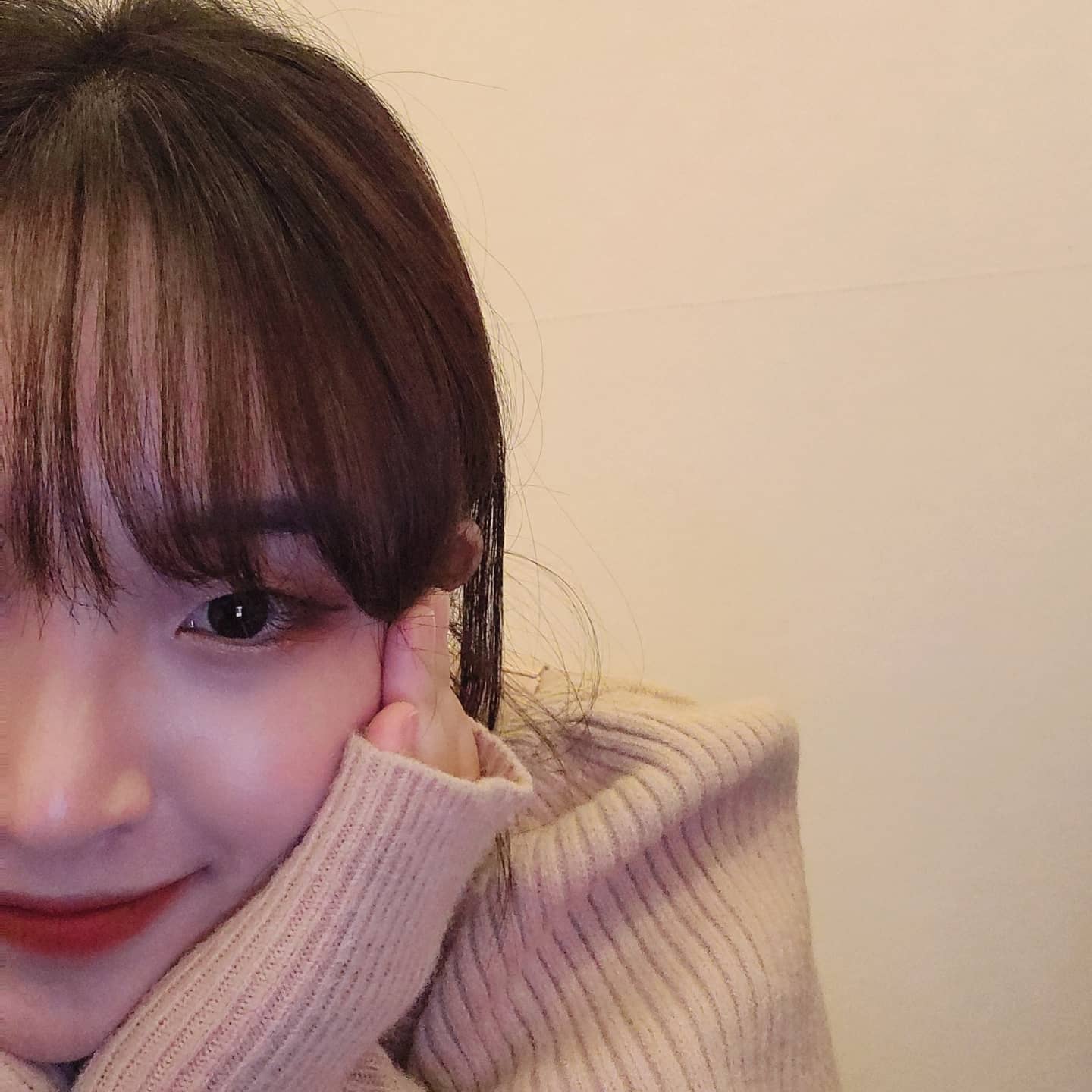 포동포동 볼살을 가리기 위한 손
살찌니 인스타할 의욕이 안 나는 중 🥲