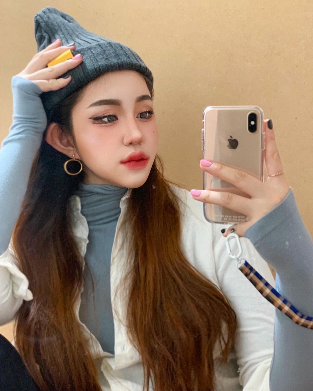  “🤎하이루프X뿡빵🤎. 폰 스트랩 버프로 나도 힙하게~>< 부실한 스트랩 때문에 폰 여러번 깨뜨린 바보... 하이루프를 빨리…”