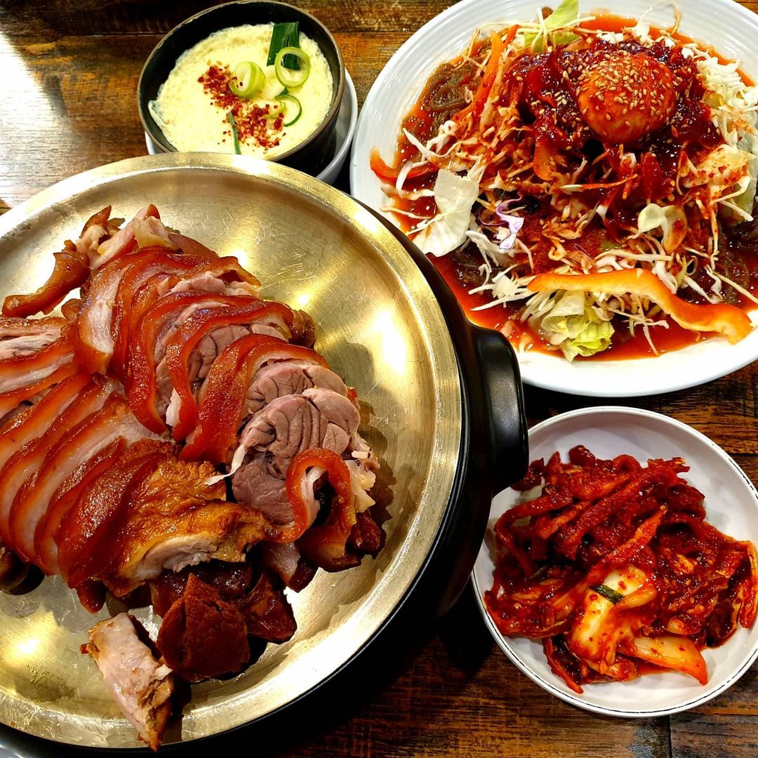  “야들야들한 족발 재방문의사 있는곳❗ 족발 소 자를 먹었는데 양도 많고 맛있었어요 여기 보쌈김치랑 계란찜이 진짜 맛있어요!!❤ 특히 계란찜이 오잉? 할정도 막국수는 단독으로 먹기엔 양념국물이 많아 아쉬웠는데 족발이랑 같이 먹기엔 좋았어요!! 먹자마자…”