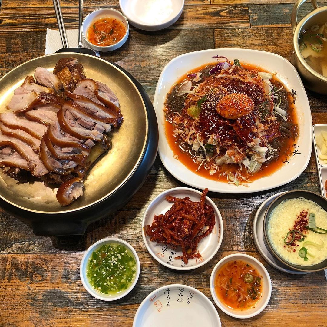  “#협찬 #왕십리 #호야네족발 왕십리 근처 사는 사람들에게 족발 맛집으로 유명하다는 🐷호야네 족발🐷에서 좋은 기회를 얻어 식사를 하고 왔습니다! ෆ 기본 족발과 쟁반 막국수를 주문하면 계란찜과 오뎅탕, 쌈채소가 기본으로 나와요. 보쌈 무말랭이와…”