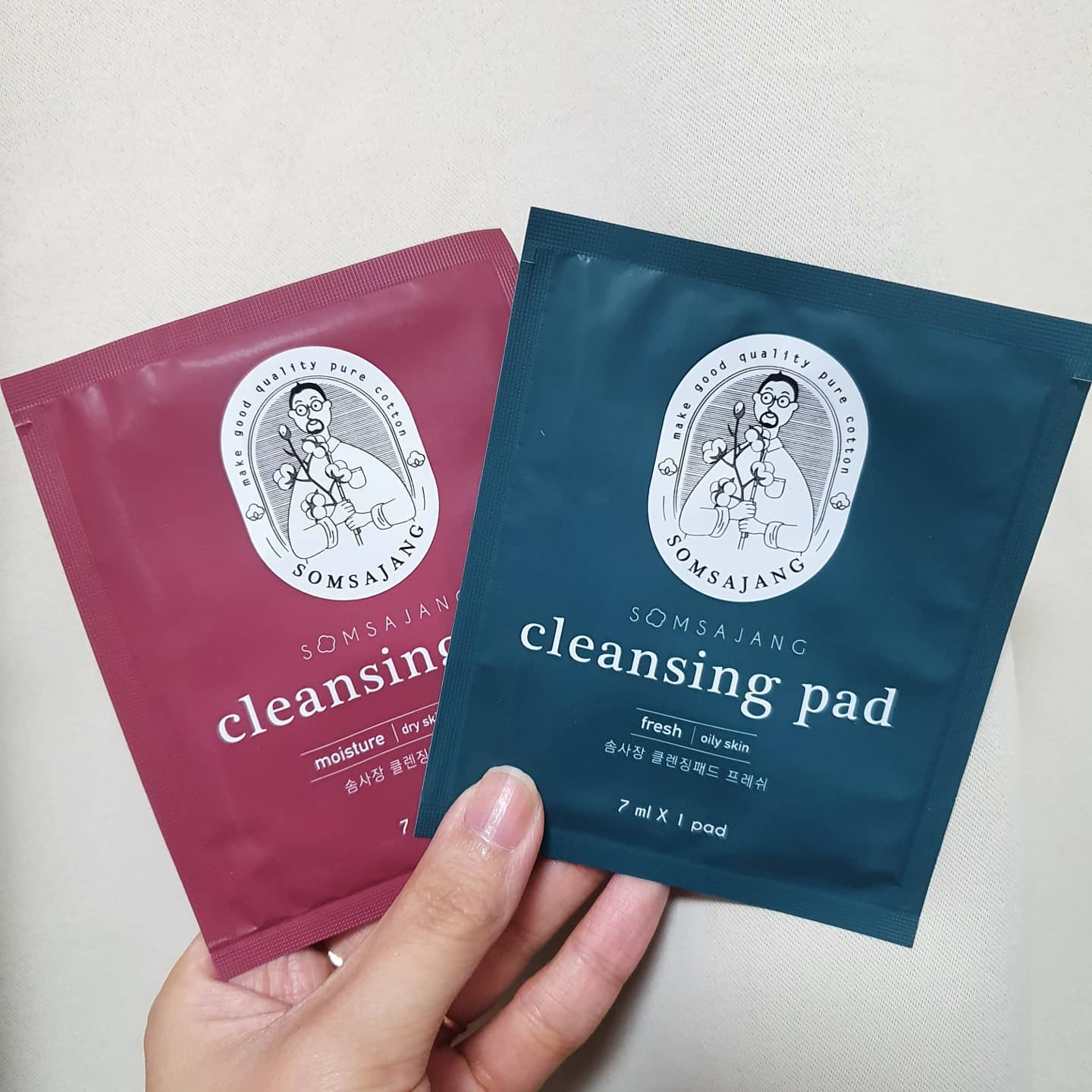 피부관리하기 너무 힘들어서 저도 클렌징패드 한 번 써봤는데 웬걸.. 너무 편하고 깨끗하게 잘 지워져서 놀랐어요 ㅋㅋㅋㅋ
수분감도 같이 채워주는 솜사장 클렌징패드 덕분에 손쉬운 피부관리 개이득~
피부 필링효과도 보고 여행가서도 개별로 들고갈수 있어서 앞으로 많이 애용햐려구요 ㅎㅎㅎ
와디즈 펀딩도 성공해서 더 눈길이 가네요❣
.
 #협찬 #솜사장 #솜사장클렌징패드 #클렌징패드 #여행용클렌징 #화장솜 #토너패드 #필링패드 #보습패드 #텍스코 #화장품OEM #미세먼지 #미세먼지세정 #히알루론산 #사크란 #피부보습 #파우치패드류화장품 #클렌징 #클렌징워터 #cleansingpads #makeupremover #cleansingwater #cleansing #makeupremoverpads #texkor #cottonpads #peelingpad #tonerpad #cosmeticoem #cosmeticwetpads