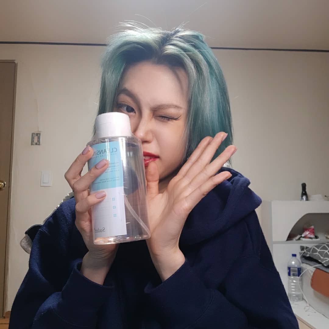  “#협찬 #광고 클렌징 워터를 협찬받았는데 자극적이지도 않고 클렌징이 무지무지 잘 된다 저 아이라이너 사라지는거 보소.. 유분기 밸런스도 유지하고 모공축소랑 보습, 진정 효과도 있다니까 내 애정템 하세요 . . . #Sudee #수다이…”