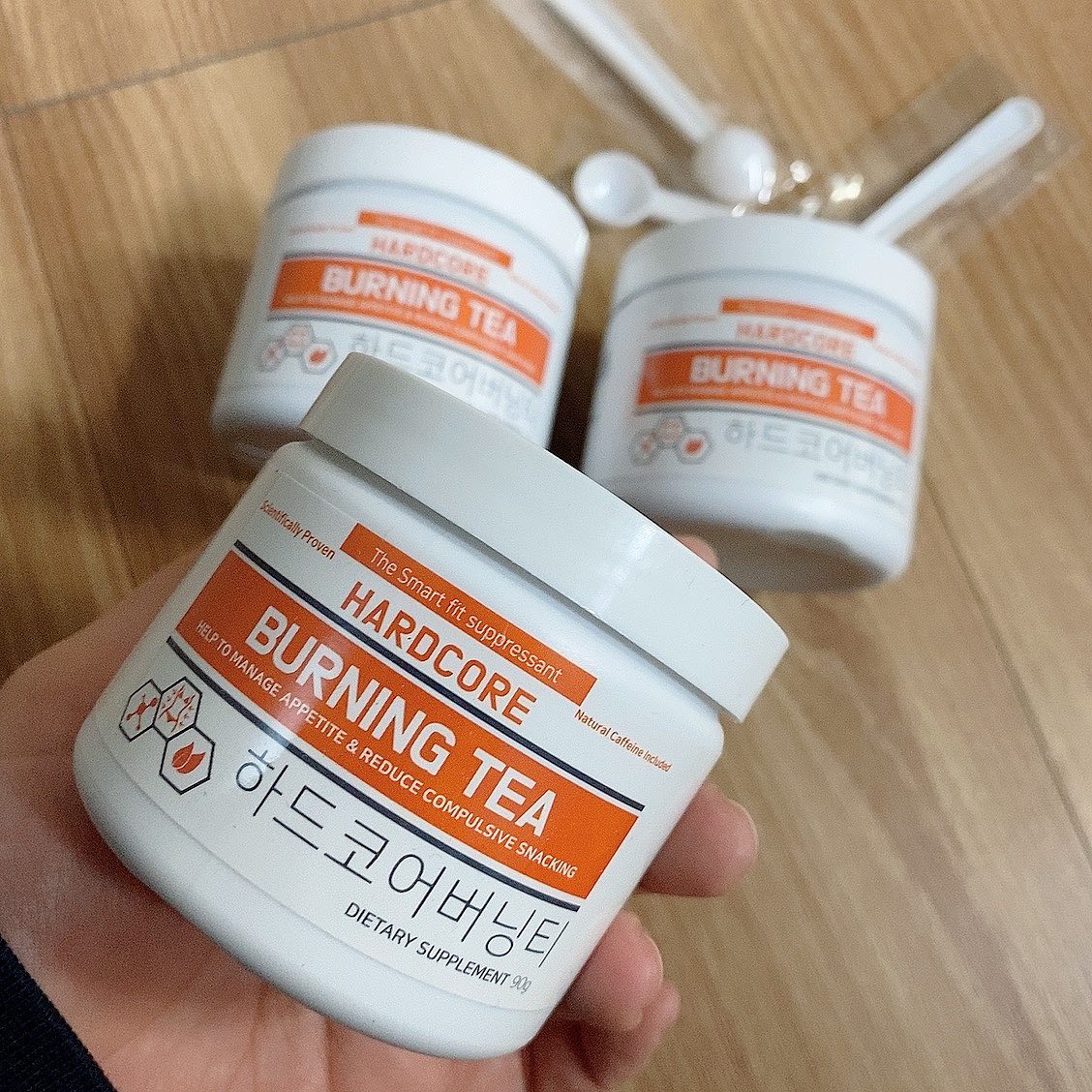 맹물 마시기 힘드니까!!! 하드코어버닝티 타서
하루 2리터 마시기 도전중🤗
미지근한 물이 좋다고는 하지만?
나는 얼음에🧊 타서 시원하기 후루룩 마시기❤️
일단 맛이 무난해서 계속 먹어도 힘들지 않음👍🏻
onenutritionfactory 
.
.
.
#뉴트리션팩토리 #하드코어버닝티 #물마시기 #수분충전 #하루2리터마시기 #도전
