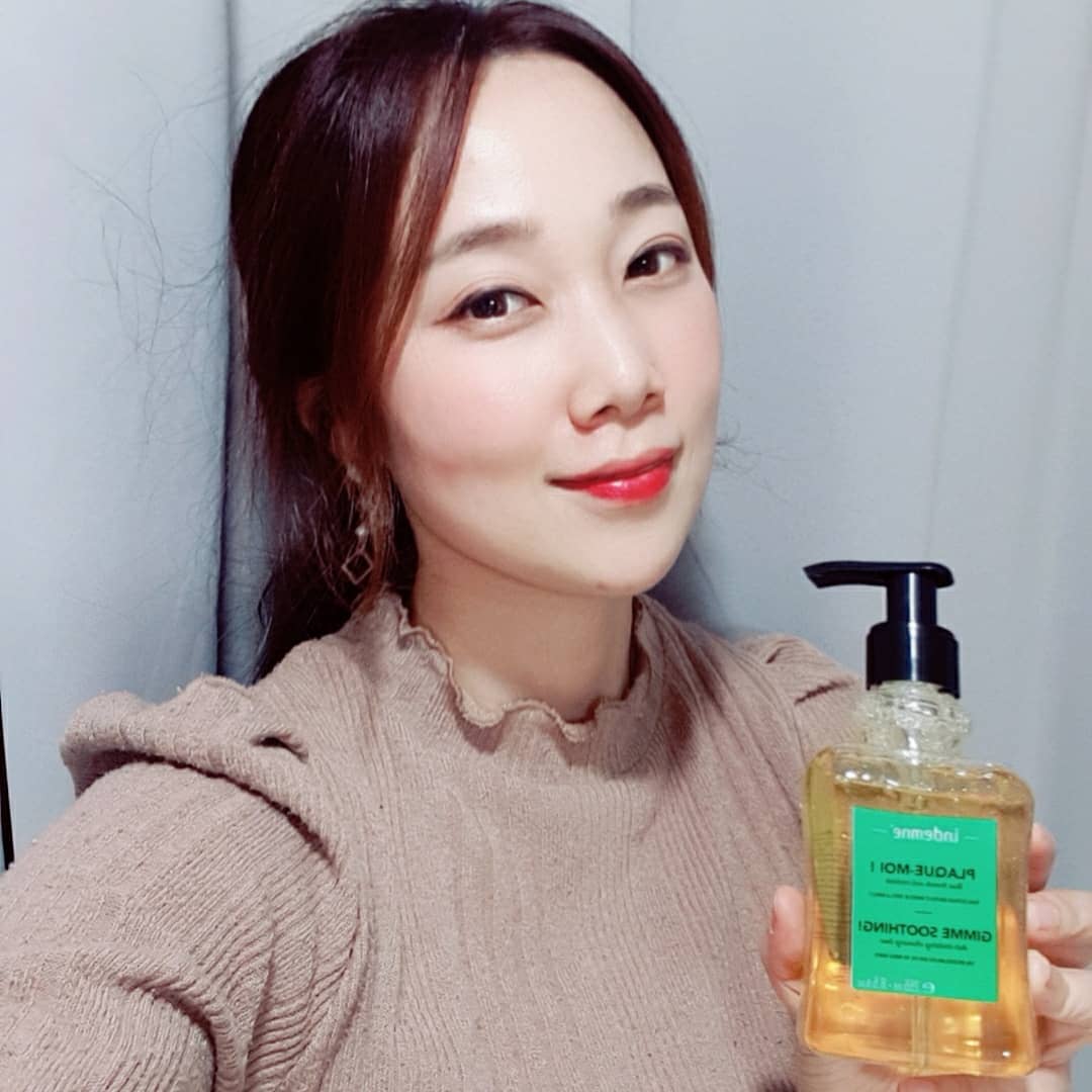  “프랑스에서 온 깐깐한 클렌징 오일 김미수딩이에요🛍 젤 타입이었다가 오일처럼 유화되고 물을 만나면 스르르 녹아 사라지는 독특한 멀티 제형이 신기했어요 진한 립스틱과 아이라인은 물론 코 부분 블랙헤드도 싹 사라져서 씻고 난 맨 얼굴이 광이…”