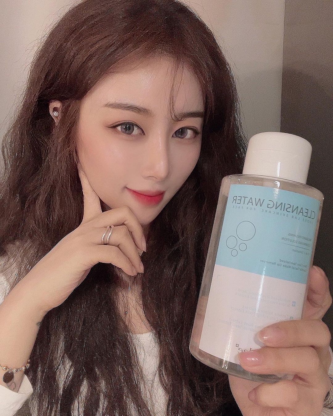  “#협찬 #수다이 자극적이지 않아서 일단 너무좋다☺️ 되게 부드럽게 슥슥 클렌징이 잘 된다 자극도 없어서 사용 후에 붉어짐이 없듬 크렌징 후에도 촉촉,,💙 #sudee #수다이클렌징워터 #idea성형외과개발 #면세점입점브랜드 #화해 #화장품추천…”