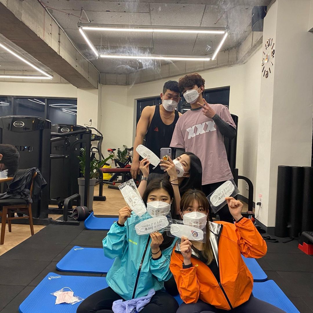  “호짐 복귀 기념 단체샷🏋🏻‍♀️ 마스크 귀여워서 다들 대환장파티🤭 #코모드#올스티커#스페커#협찬#마스크 #인쇄마스크 #kf94mask #호짐귀요미들 #호짐 #운동메이트 #득근”