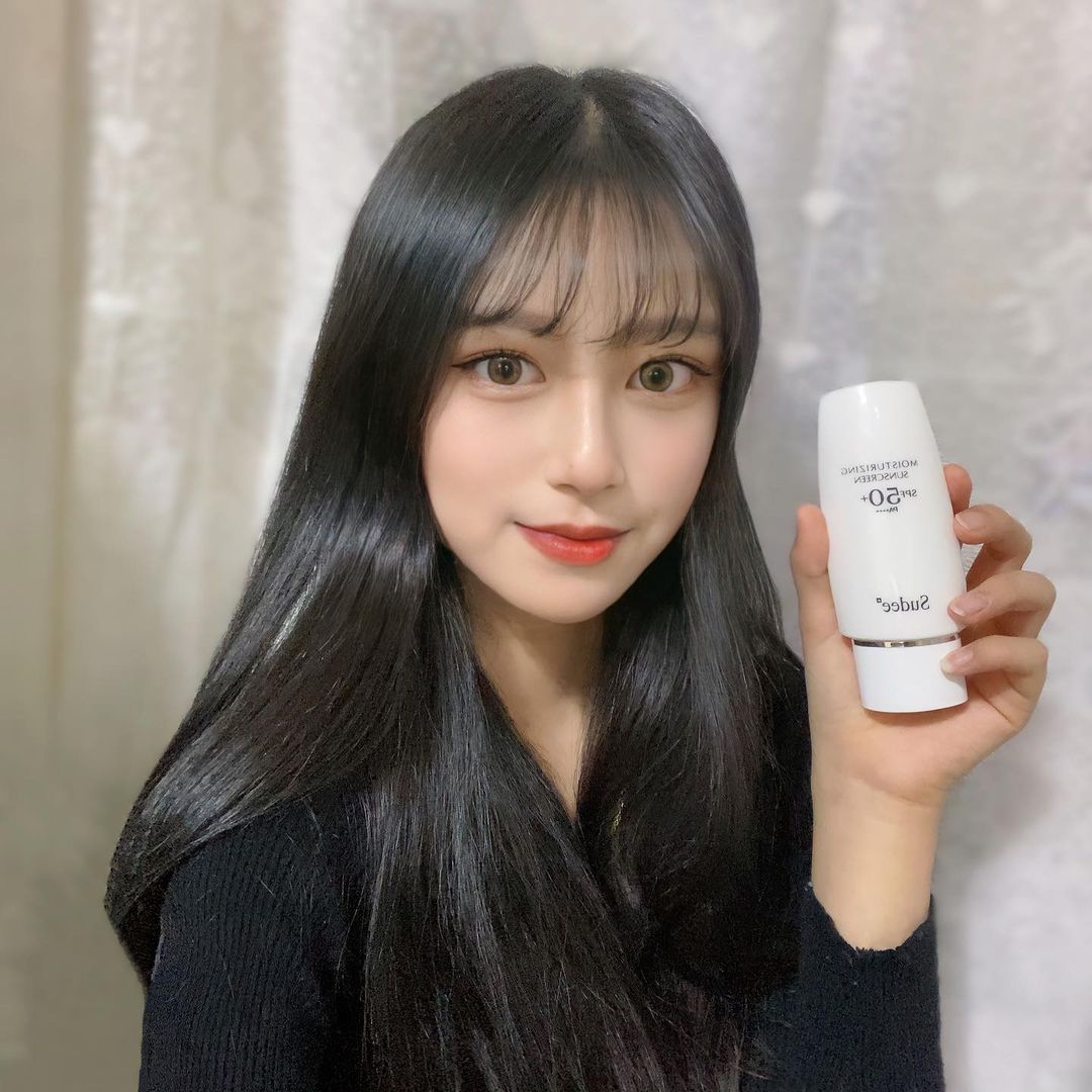  “#협찬 #수다이 <모이스처라이징선스크린> ✔️가볍고 산뜻하며 지속성이 좋고 안티에이징 효과를 겸비한 선크림으로 spf 50입니다. 끈적임없 부드럽게 발려서 좋고 백탁현상이 있어서 외출시 톤업크림으로 바르고 나가도 너무 좋을거 같아요💖 #Sudee…”