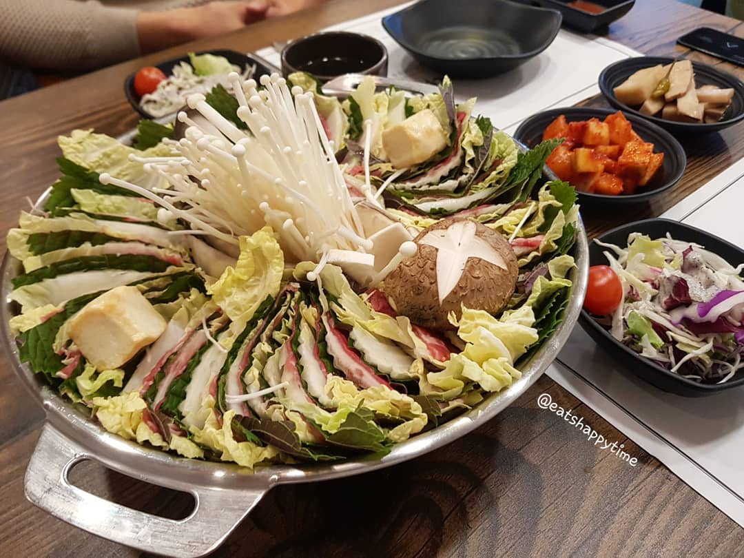🥘수작나베🥘
.
■밀푀유나베(중) 29.0
.
요즘 추운날씨에 넘 국물음식이 땡겨요!!
그래서 나베,스끼야끼,샤브샤브,전골 이런 메뉴들이 마니 생각나요 ㅎㅎ
배추맛 시원하게 나는 국물에 부드러운 고기 들은 밀푀유나베 최고인거 같아요👍👍
중간중간 깻잎향 나는것도 넘 좋구요~!
다 먹고나면 서비스 우동 하나, 죽 하나 주는데 저는 죽 2개로 먹었어요~죽은 근데..사진 비쥬얼은 별로라서🤣🤣안찍었네용ㅋㅋ
부담스럽지 않은 메뉴로 딱인거 같아요!!
.
❣속 따뜻해지는 편안한 메뉴 #잇츠해피타임
.
🚩서울 송파구 석촌호수로 234 1층
⏰ 일~목11:30 - 22:30, 금~토 11:30-22:00
.
#밀푀유나베#나베#수작나베#잠실수작나베#석촌호수수작나베#석촌호수맛집#잠실맛집#국물메뉴#국물추천#죽서비스#우동서비스#잠실저녁#저녁메뉴추천#석촌호수데이트#잠실데이트#음식스타그램#먹스타그램#푸드스타그램#일상