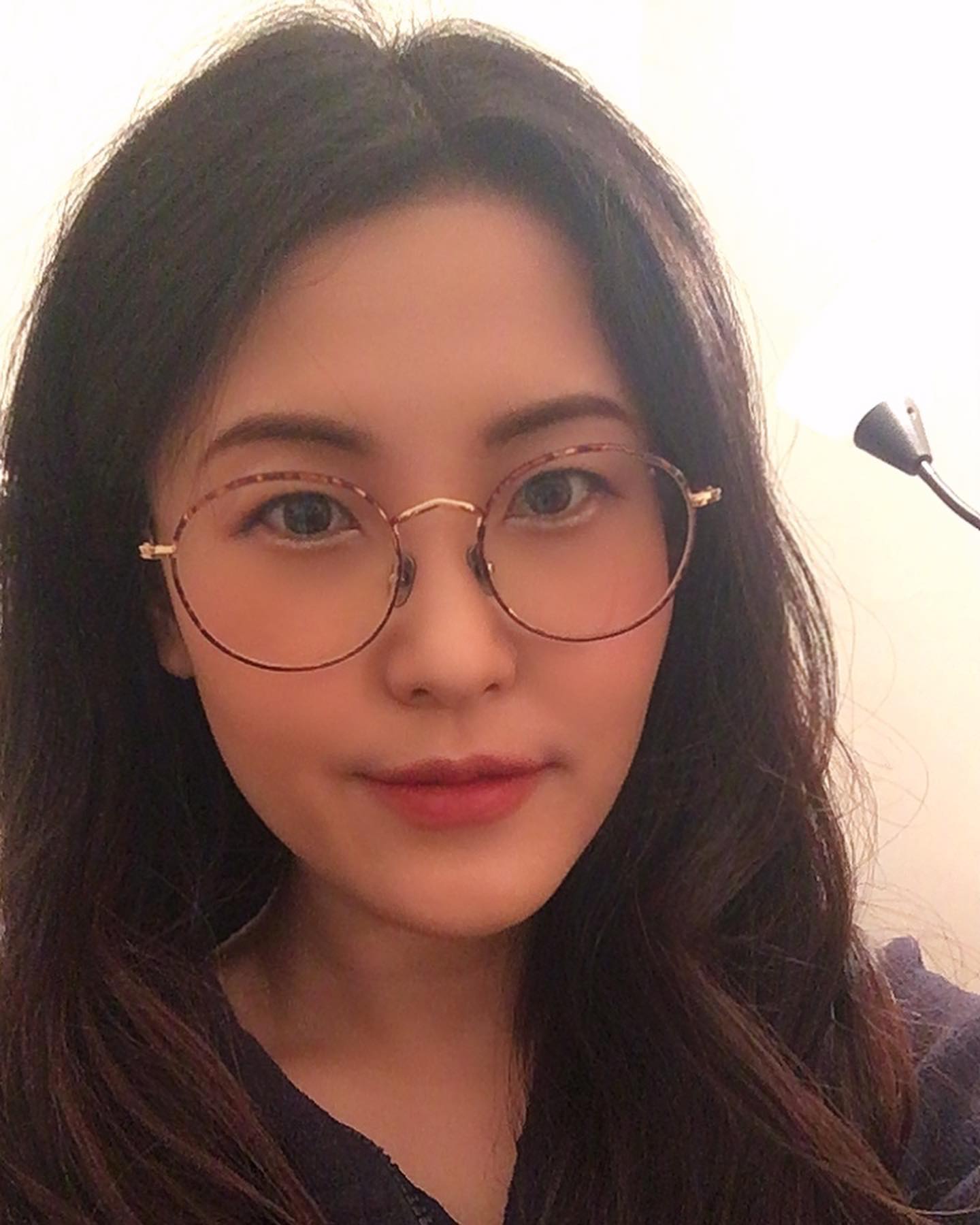 머리가 잘 말아졌던 날 ㅎㅎ 조명을 안 켜고 찍어서 화장은 하나도 안 보이고 뭉개져 보이지만 ㅋㅋ 오랜만에 셀카를 찍었어용ㅎㅎ 그냥 여러분들 혹시 저 보고 싶으실까 봐 얼굴 올립니다ㅋㅋㅋㅋㅋ