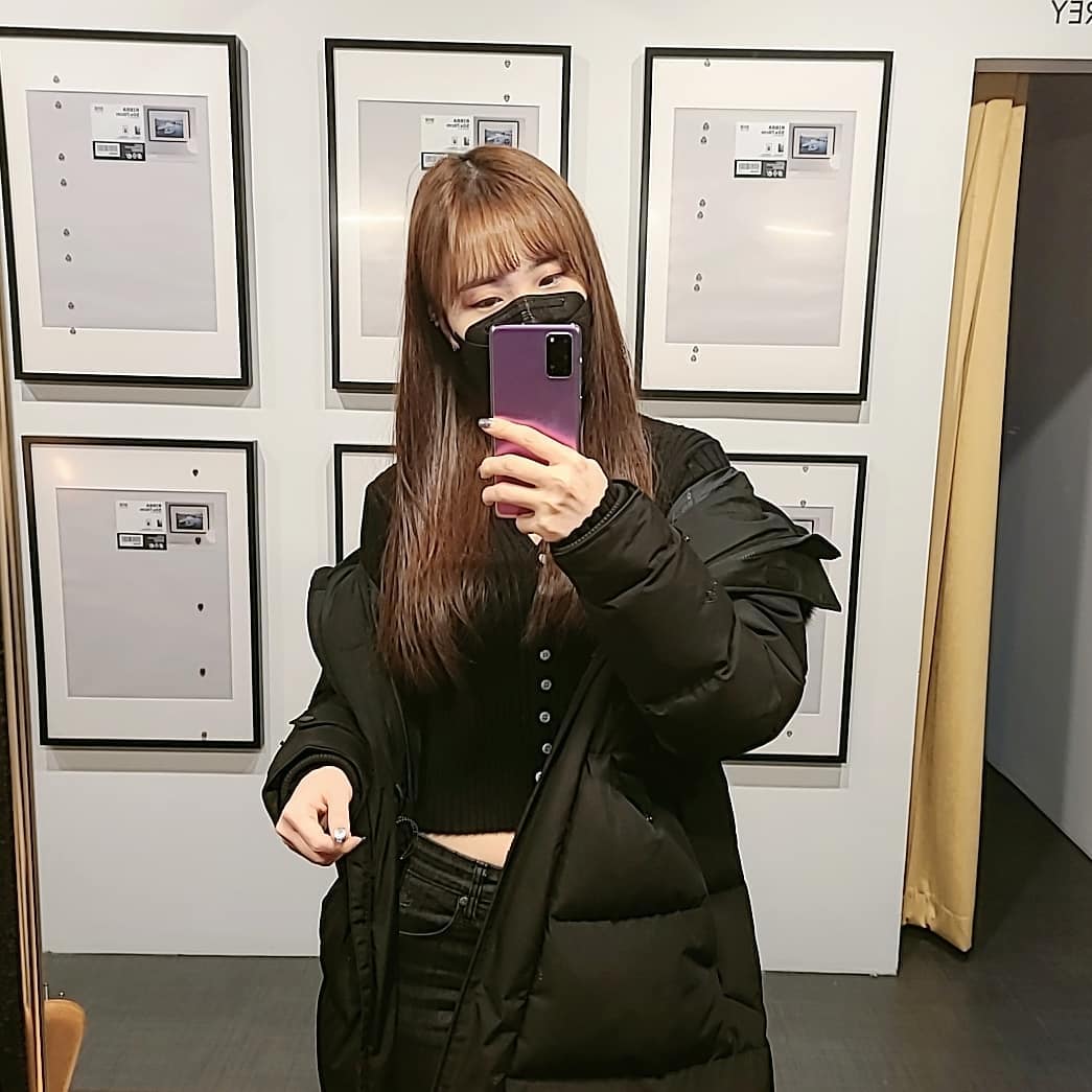  “셀프스튜디오 📷 . . . . #협찬 받아서 갔는데 또가고싶다 ㅋㅋ 엄마랑 언니가 귀찮다며 따라왔는데 만족만족 해서 재밌게찍고 왔당🤭 무선이라서 사진찍을때도 편하고 원본받아서 얼른업로드 하구싶당ㅜㅜ . . #오픈전 #셀프사진관 #서울셀프사진관…”