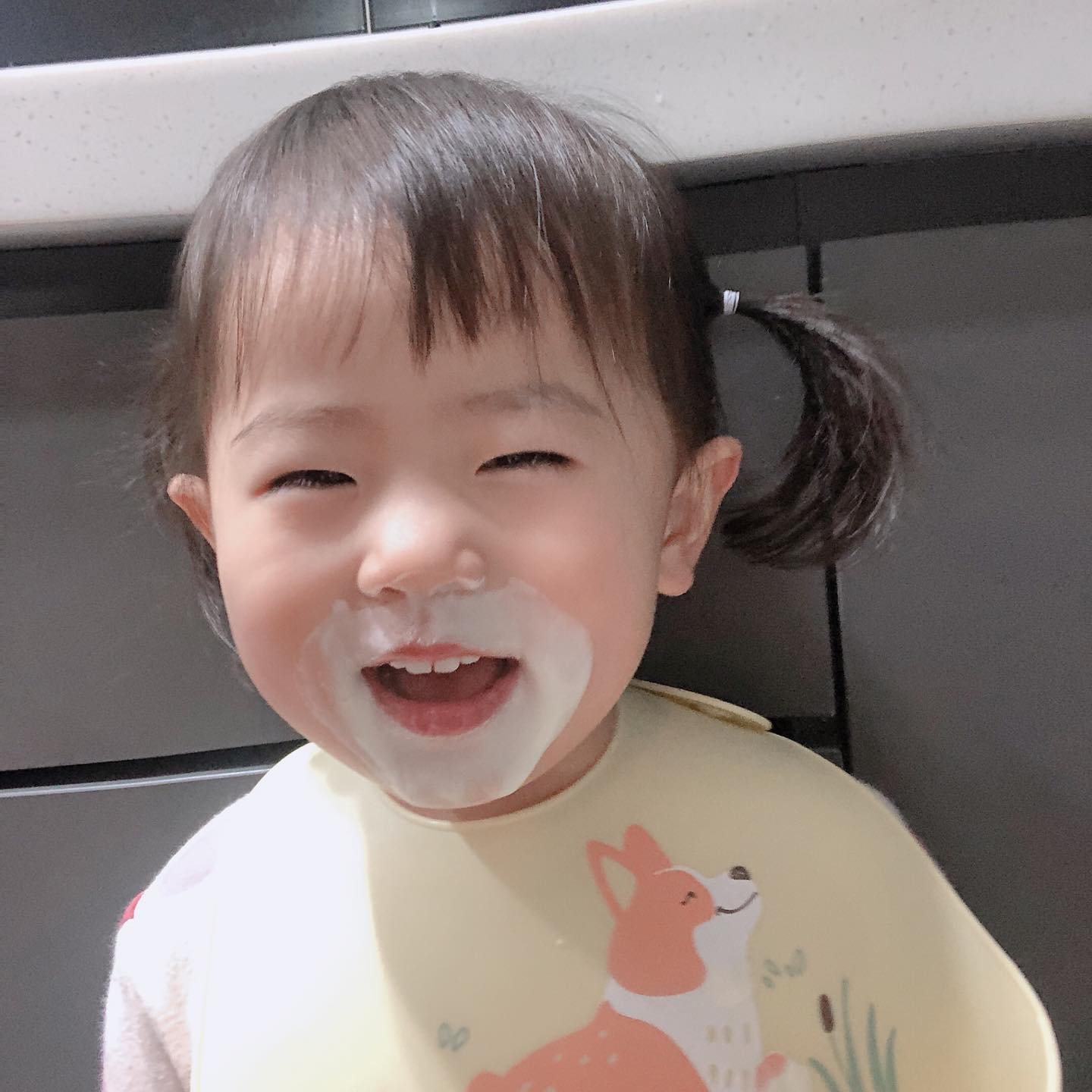 _
집에만 오면 아킴 아킴🍦
팽이 아이스크림이 똑 떨어져서
빵빠레 쥐어주고 저녁 준비하다가 보니
ㅋㅋㅋㅋㅋㅋㅋㅋㅋㅋㅋㅋㅋㅋㅋㅋ

흰수염난 시아언냐🎅🏻
셀카로 보여줬더니 자기도 웃긴지 빵터짐ㅋㅋㅋ
.
.
.
#20210203#26개월아기#유샤일상
#귀엽다귀여워#내새끼#육아기록