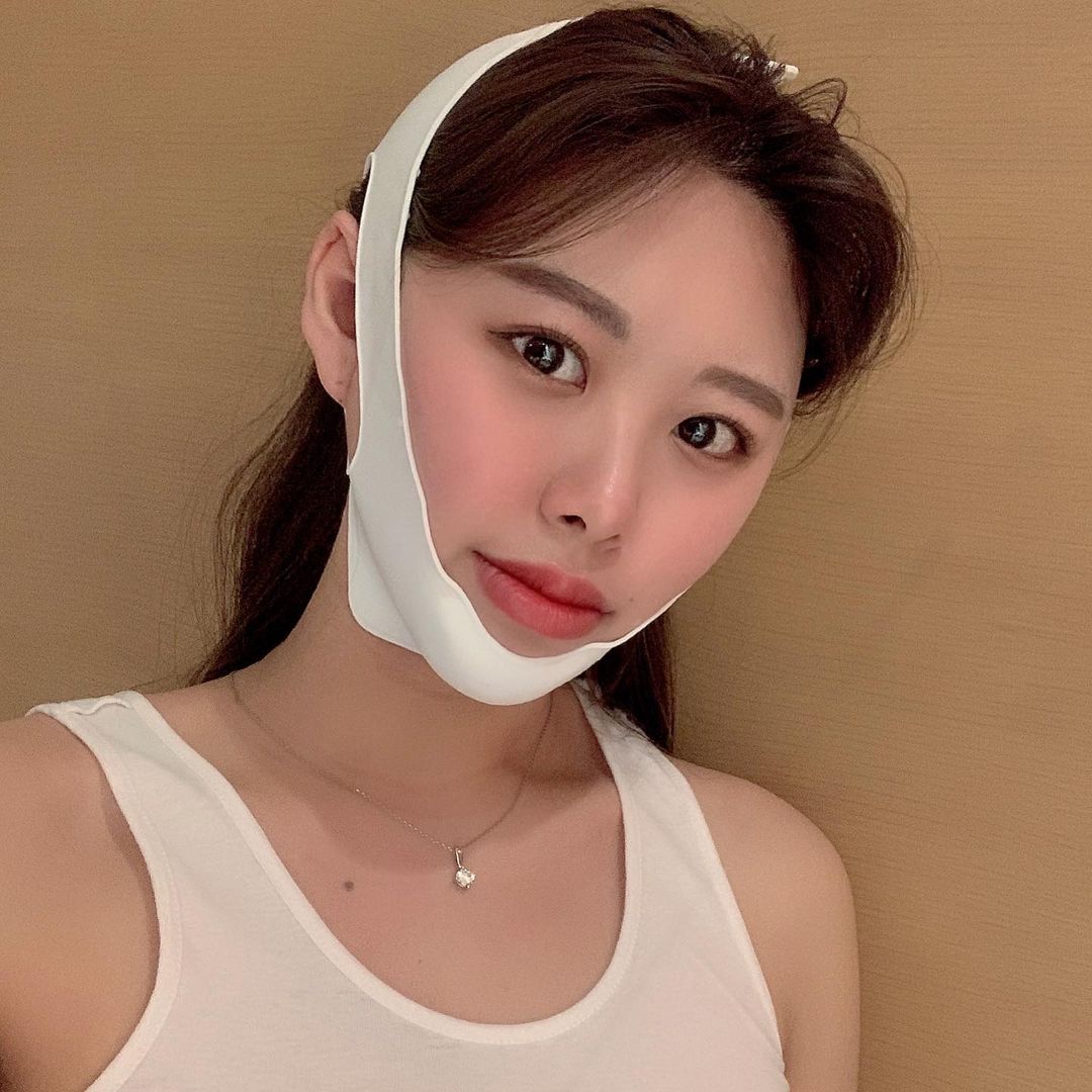  “#제품협찬 [로피 V3 밴드] 💁🏻‍♀️ ✔️실리콘 소재로 반영구적 사용 가능 , 열탕 소독 가능 ✔️다른 제품과 달리 지압점이 들어가있는 포인트 ✔️편하면서 조여주는 밴딩감 / 프리사이즈 ✔️자연스럽게 지압되면서 리프팅되는 효과 ✔️쓸림 방지 날개(빗살 무늬)…”