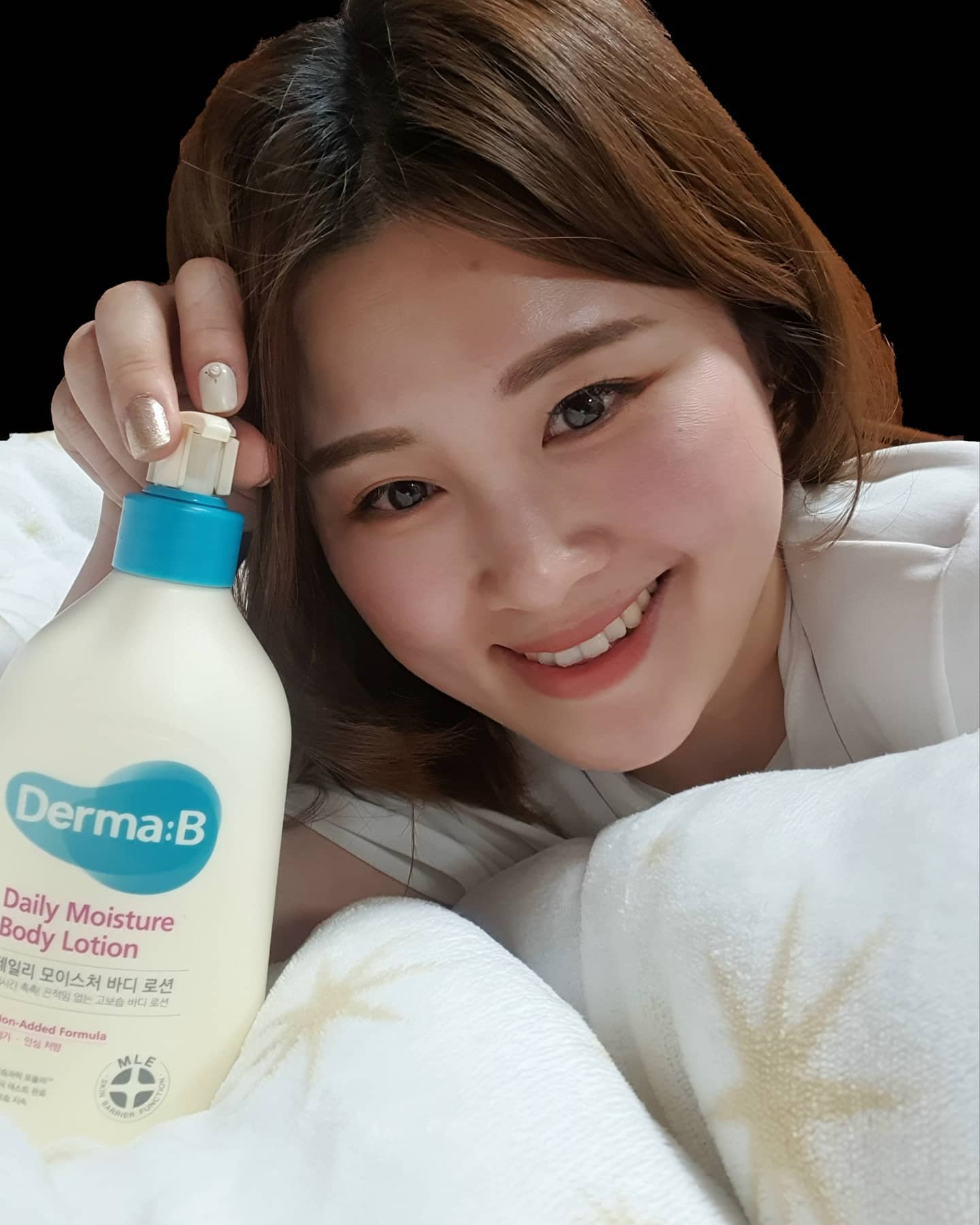 #유료광고
⠀⠀⠀⠀⠀⠀⠀⠀⠀⠀
⠀⠀⠀⠀⠀⠀⠀⠀⠀⠀
요즘 진짜 바디가 자갈같도아니고ㅜㅜ 너무건조해요ㅜㅜ그래서 찐친이 추천해줬는데 이미 아시는분은 다 아시겠지만ㅋㅋㅋ 요며칠 더마비 데일리 모이스쳐 바디로션 바르고 있지용~ 덕분에 매끈해지고 촉촉해지고 있는 나의바디를 보고 갬동갬동 진작 바르고살껄ㅜㅜ 이건진짜 필수템이예요~ 
48시간 안심보습 바디로션으로 유명한 이유를 써보니 알겠더라니까요
오늘 올리브영 아이라이너 사러갔다가 추천템으로 있는거 보니까 내가 다 뿌듯🙆‍♀️
아침저녁으로 당기는곳도 수시로 발라주고 끈적이는거 딱 질색인데 끈적임도 없그ㅡ 향도좋고♥
올리브영에서 더마비 1+1 행사중이니까 같이쟁이자구요♥
⠀
⠀
#더마비 #DermaB #올리브영바디로션 #올리브영베스트 #올리브영추천템 #데일리모이스처바디로션 #바디로션 #바디로션추천 #온가족바디로션 #겨울바디로션 #고보습바디로션 #광고지만추천