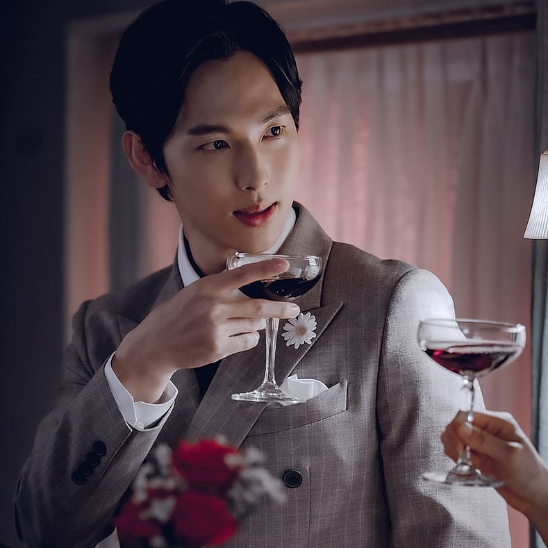 첫줄하이~
#런온 #선겸이의_모멘트 #임시완
.
드라마에서 카사블랑카 패러디를 보게 될 줄이야~
클래식한 수트에 꽃 한송이까지 완벽!
당신의 눈동자에 건배~🥂