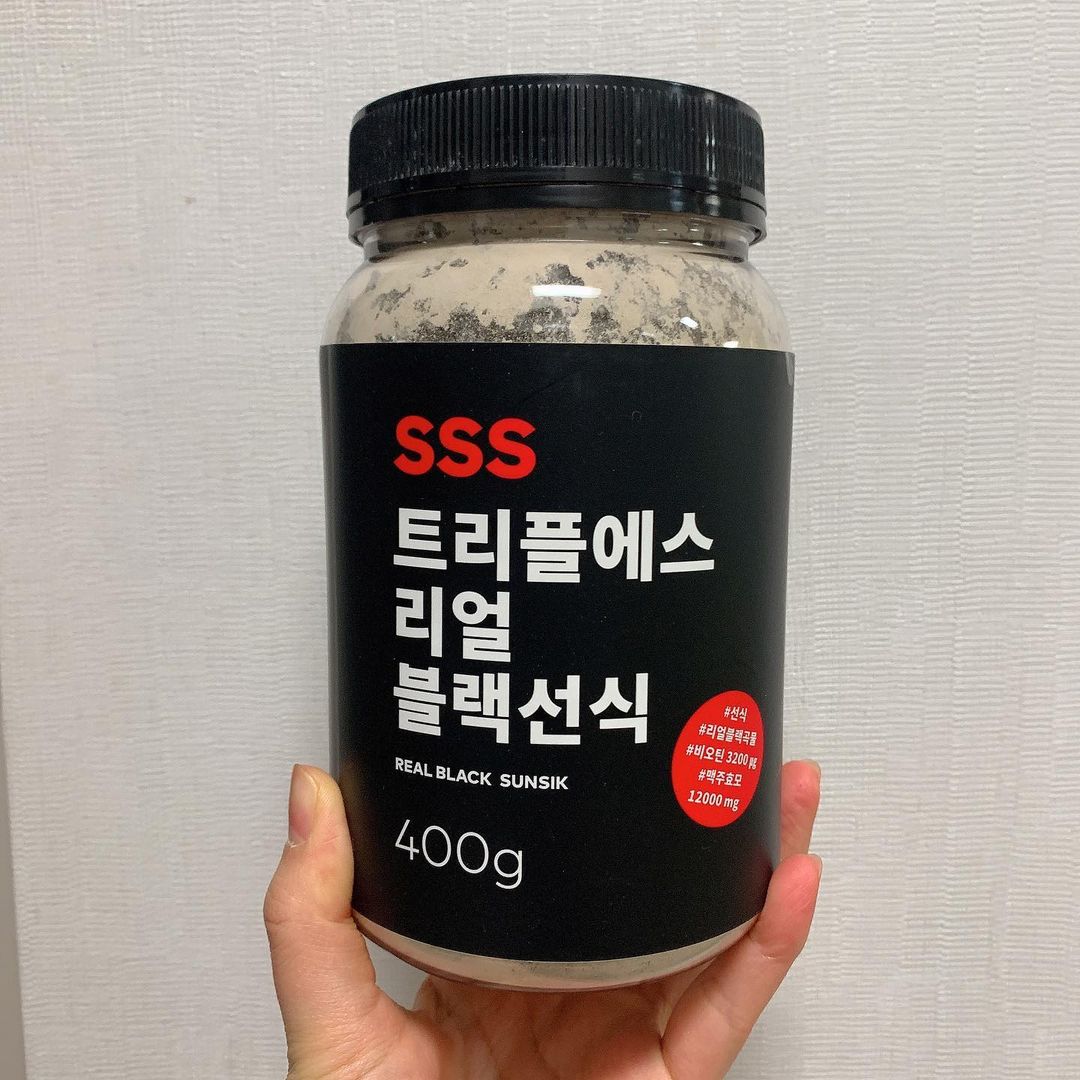  “#트리플에스리얼블랙선식 다이어트를 시작하기위해 알게된 선식 비오틴과 맥주효모를 넣은 리얼블랙선식임! 맵고짠 음식 좋아하는 내가 다이어트를 결심하고 균형잡힌 식사를 위해 선택! 맛있고 고소하고~ 빼먹지 말고 먹어야지👍🏻 #블랙선식 #맥주효모…”