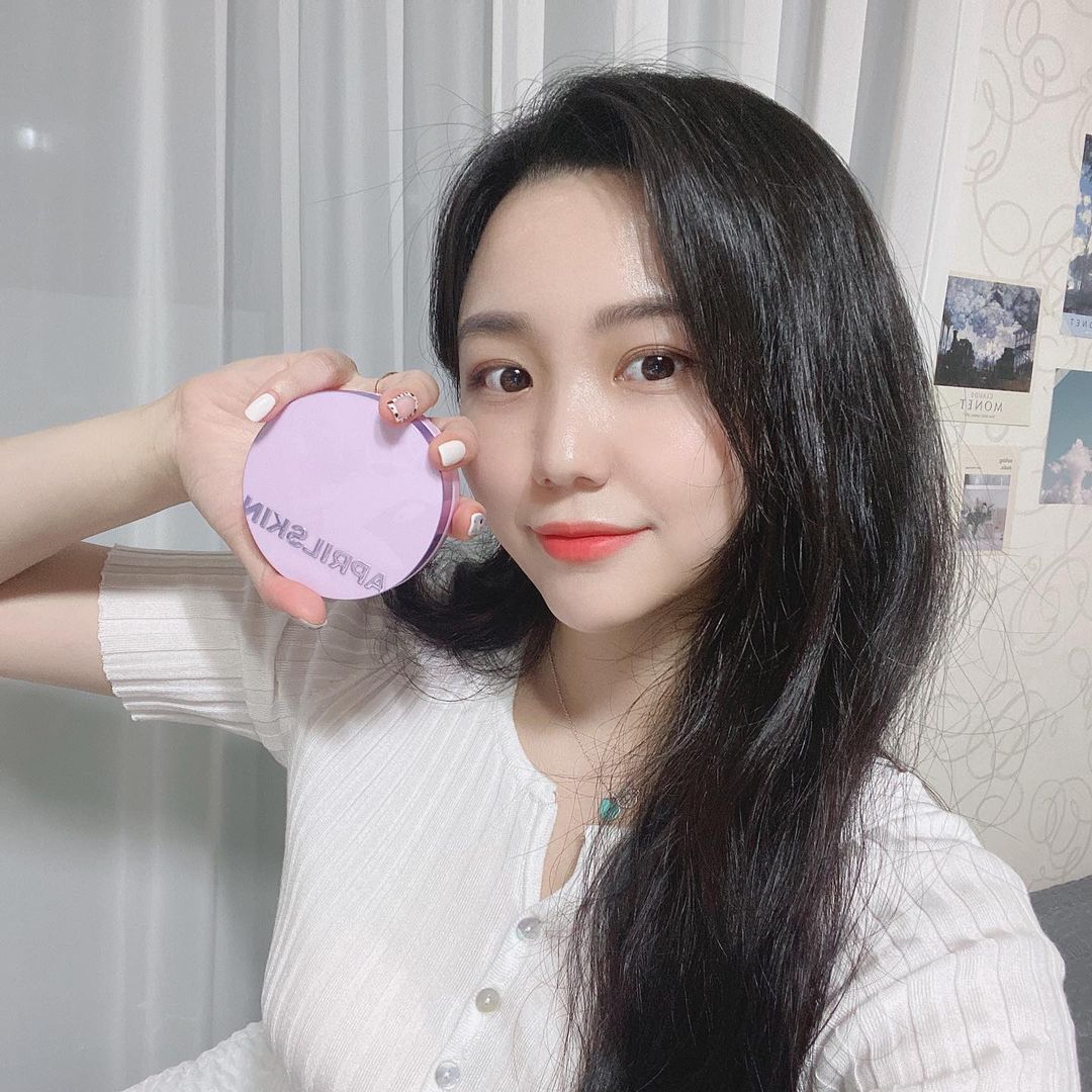 김민트 on Instagram: “#광고 로 돌아온 기믐기의 일상⭐️ 마스크에 아주 딱따구리인 에이프릴스킨 신상 초슬림 쿠션💜 보라보라 영롱보스🥺 들고만 있어도 청순여신 가능 ㅎㅎ