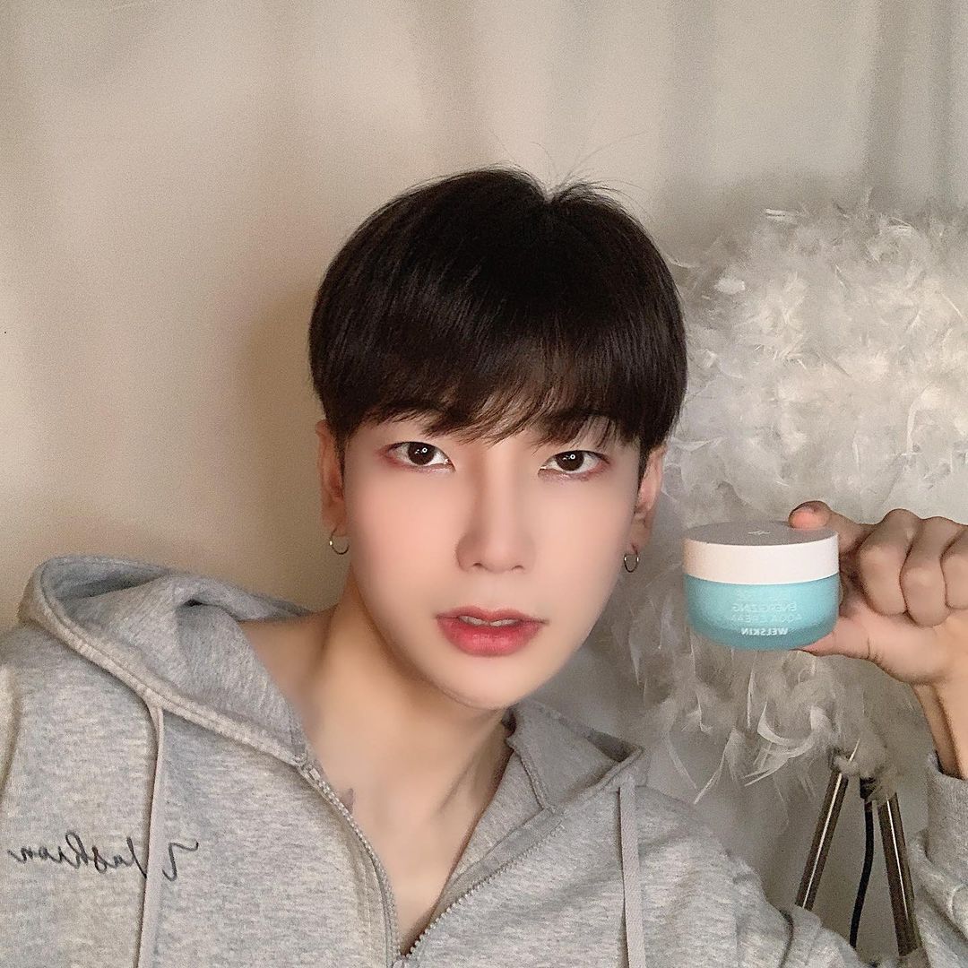 승휘 on Instagram: “여름철 수분 필수 알쥐?? 여름에 타임스탑 에너자이징 아쿠아크림 으로 피부를 되 찾자!!! 수분감 좋은 크림”