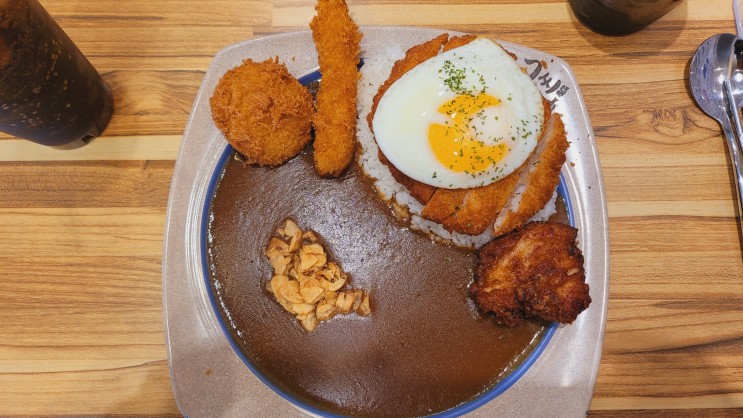 부경대정문 카레에 토핑 찍먹 가능한 고씨네돈까스 혼밥도 가능?