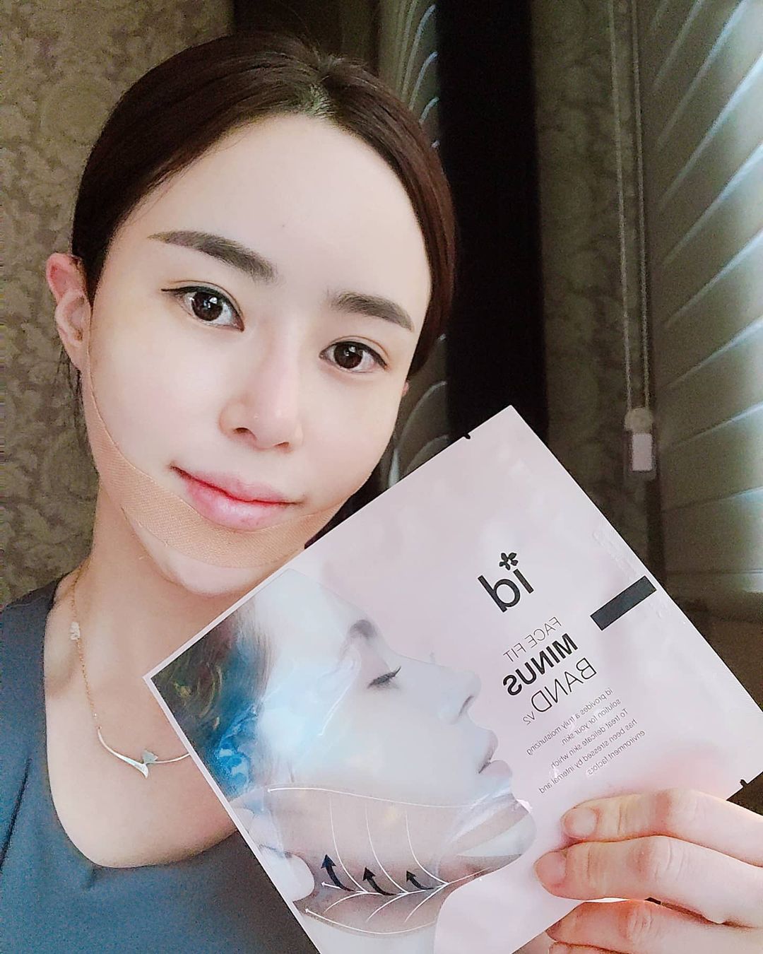 이은진 on Instagram: “#협찬 @idplacosmetics #리프팅밴드 #이중턱백드 턱과 목선까지 리프팅을 확실하게 해주는 밴드랍니다^^ 귀에 걸어서 타이트하게 당겨주네요! 밴드안쪽에 들어있는 전문적인