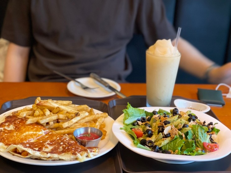 홍대 브런치 카페 맛집 브런치가(Brunch-Ga), 쉬림프 퀘사디아와 바질페스토샐러드가 존맛!