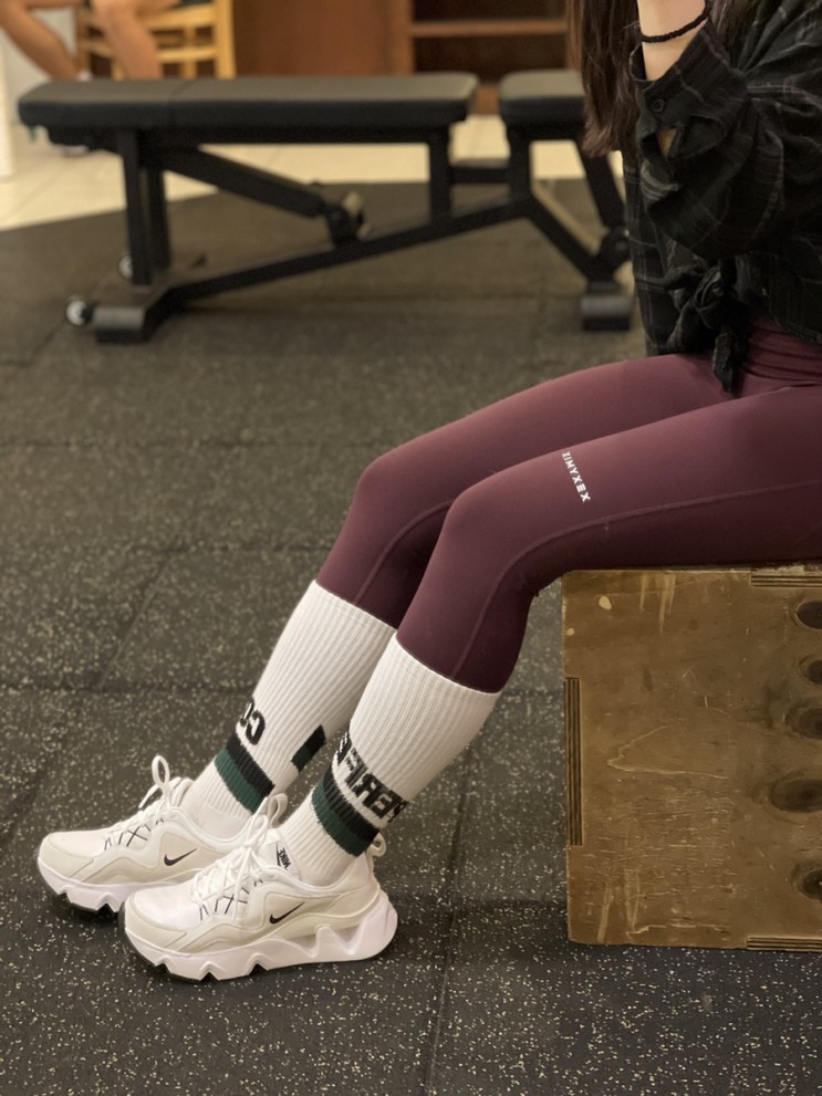 ABC마트 우먼스 나이키 라이즈 365 화이트 남여공용 240 사이즈 팁 (WMNS NIKE RYS 365)