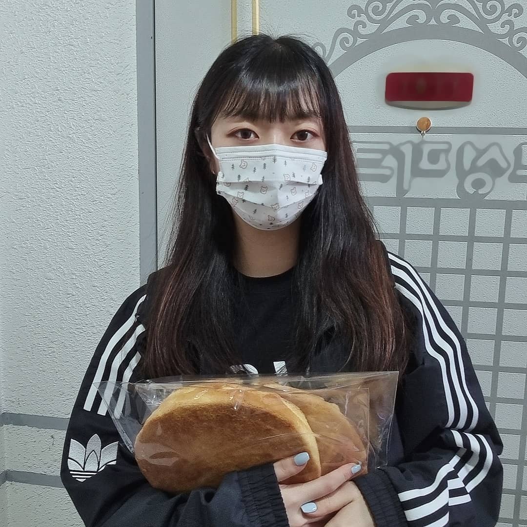 수경 on Instagram: “이거징짜너무기여워쥬금🤗 저렴하고 디자인도 300개넘음! 추천합니다! 한번 써보고싶으신분 손✋✋✋ . . #코모드마스크 #컬러마스크 #패션마스크 #코모드디자인마스크 #