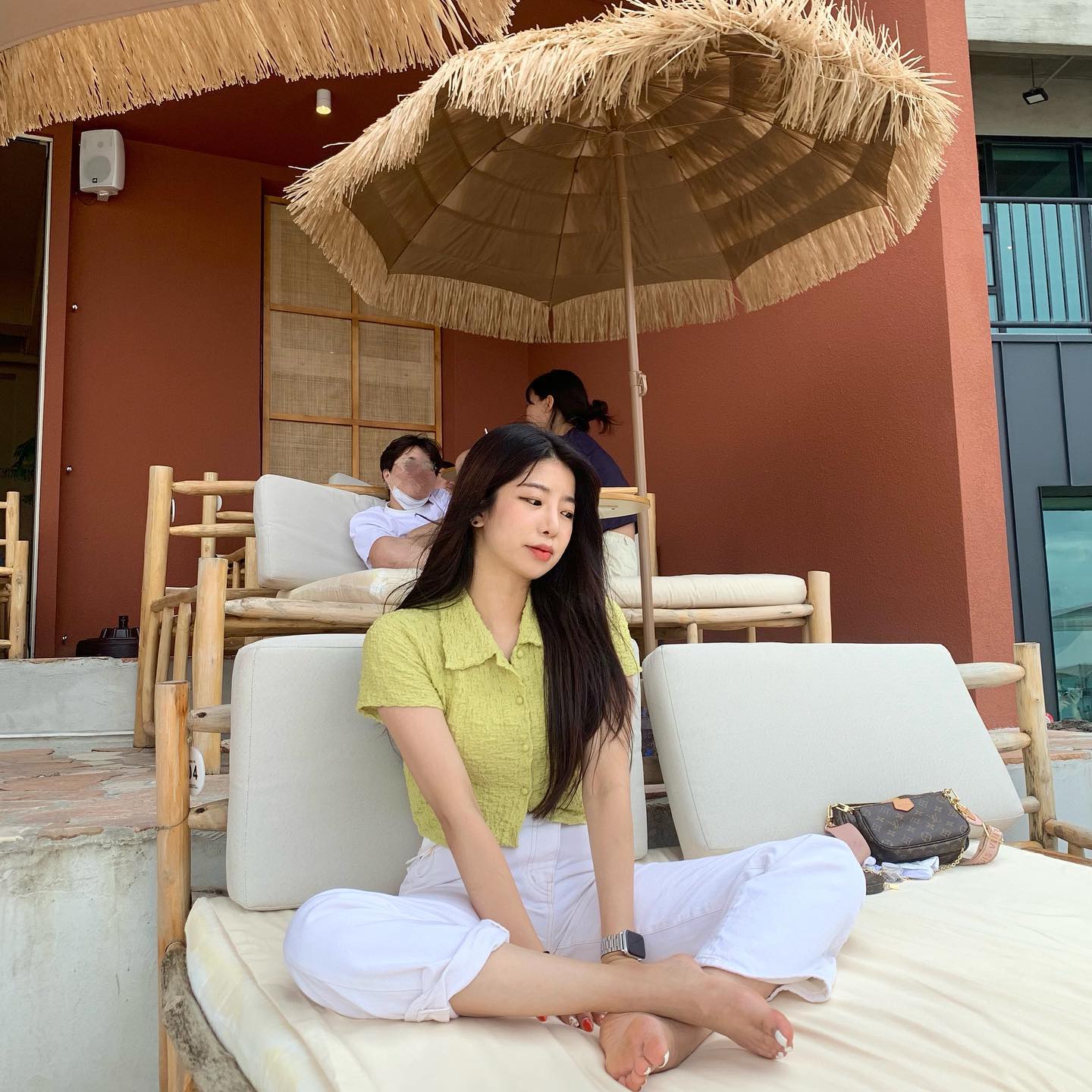 바지 한쪽 걷어 올린이유는…