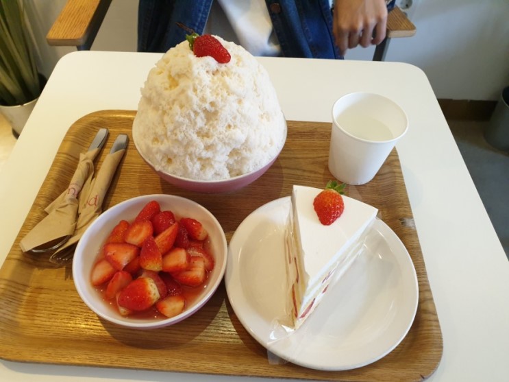 홍대 피오니에 딸기 빙수 먹으러 갔었어요!