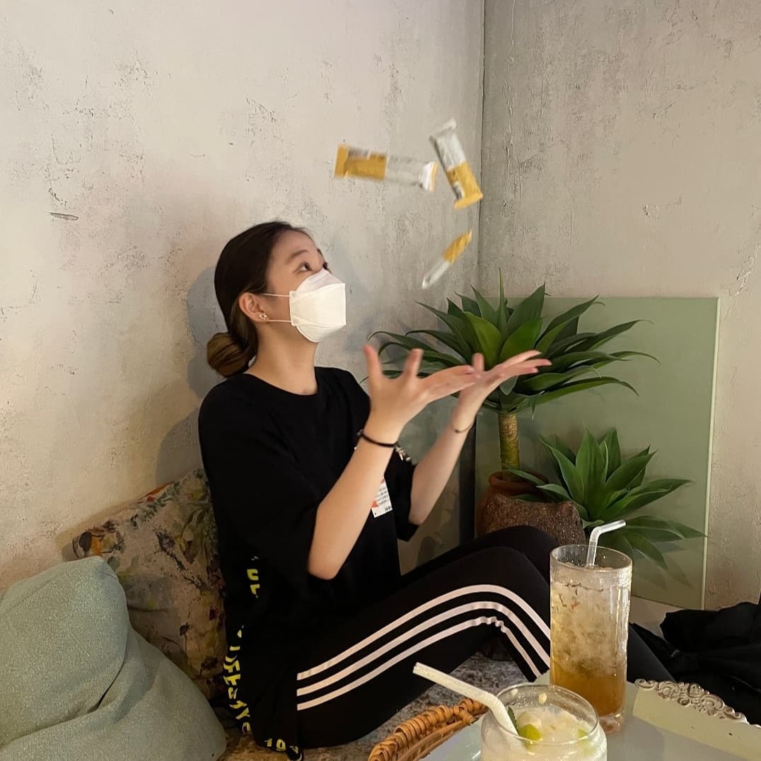 조현수 on Instagram: “🥛 #협찬 다이어트는 안하지만 다이어트 견과바 먹었어용 요거트음료랑 같이 먹으니까 왜 우유랑 요거트를 추천하셨는지 알겠더라구요 진짜 딱 아침 씨리얼 먹는 느낌