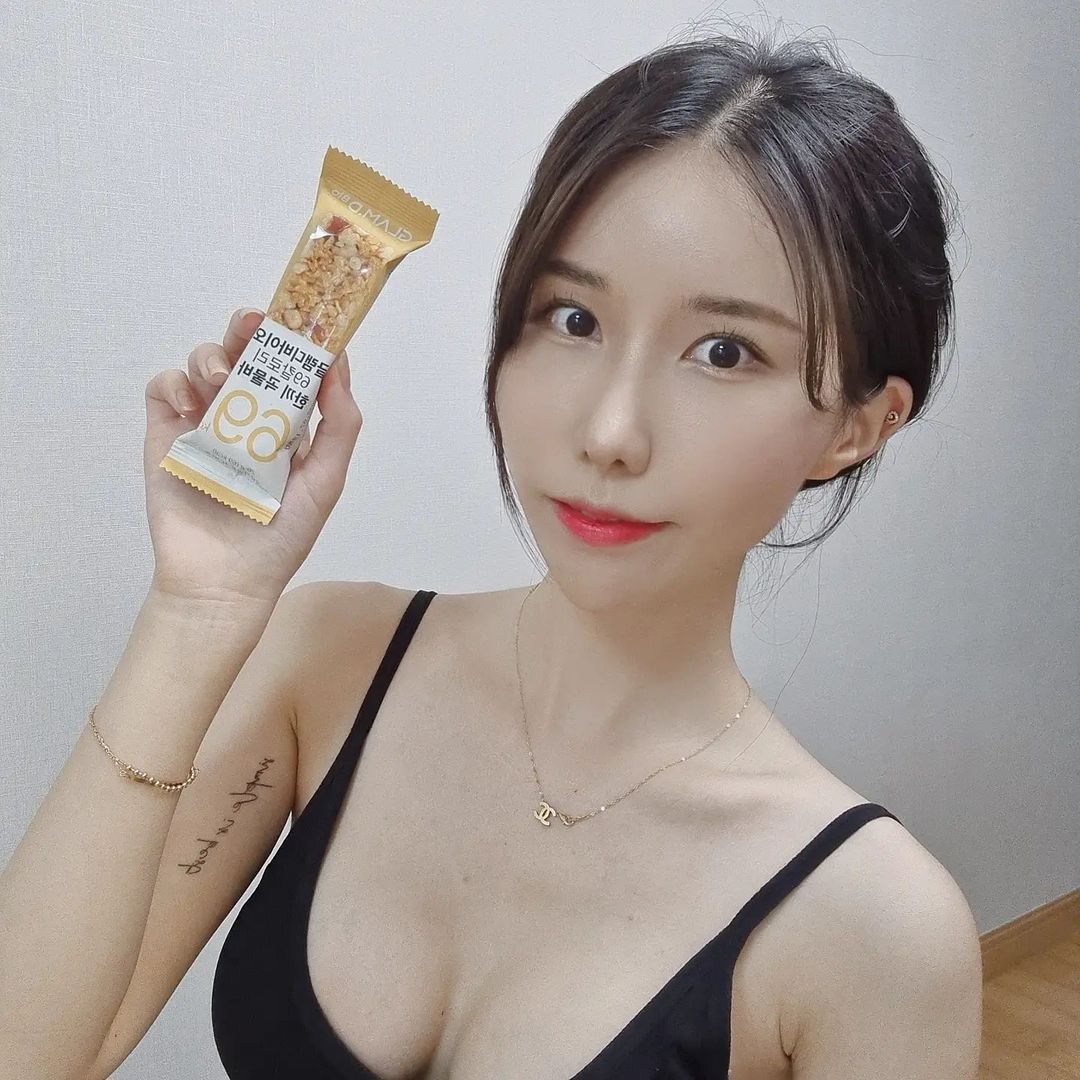 🍒체토🐇 on Instagram: “#협찬 #광고 내가 너무 좋아하는 씨리얼바 ! 두고두고 먹으려고 만든 적이 있는데, 그 때 만들었던 맛과 너무 비슷해서 놀랐던 #글램디 69칼로리 한끼 곡물바 바삭바