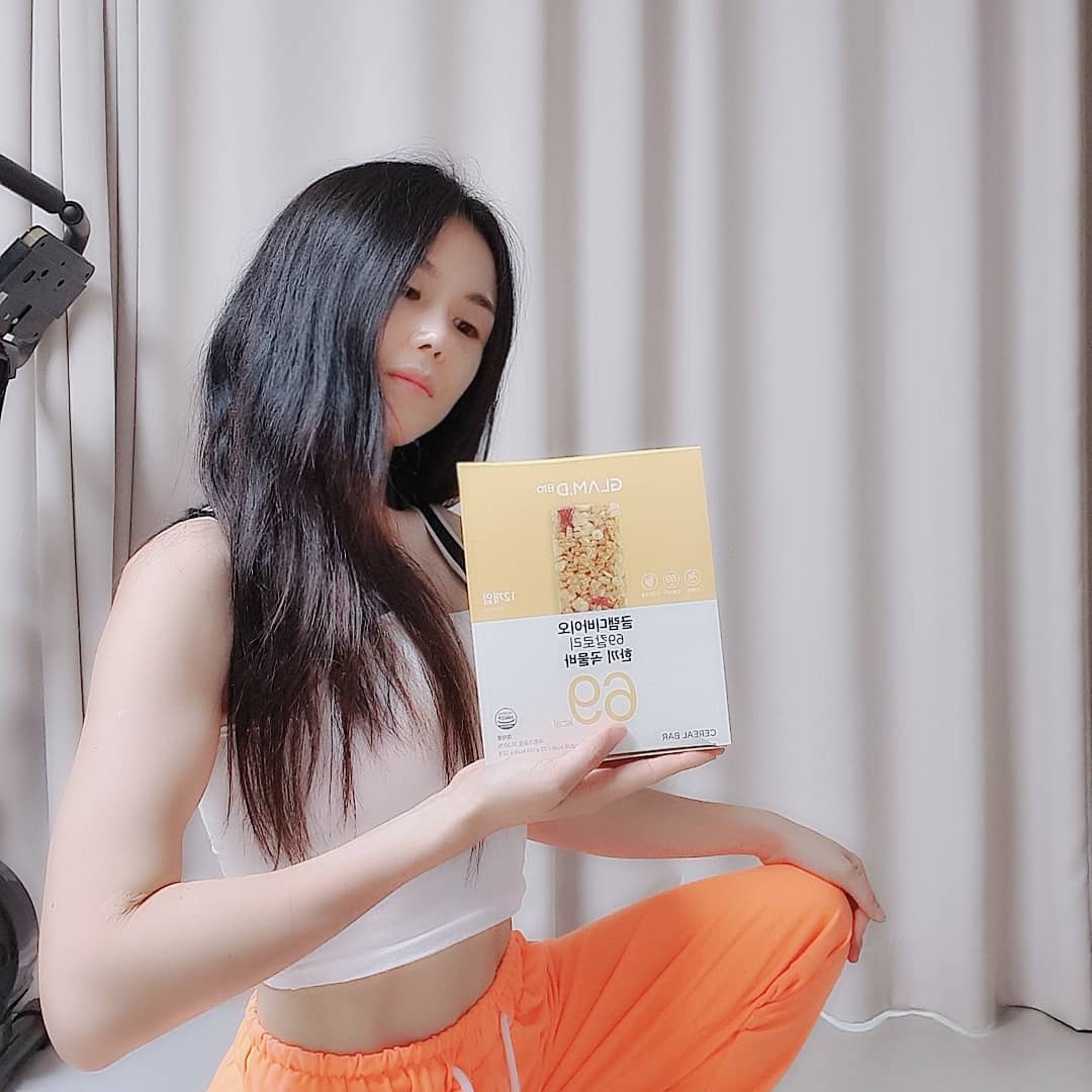 모델 럽썬❤’s Instagram profile post: “#협찬 간편하게 먹기좋은 곡물바 출출할때 생각나는 간식이 부담스러울때 가볍지만 든든하고 간편하게 섭취할수있는 쫀득쫀득한 식감에 크랜베리와 콘