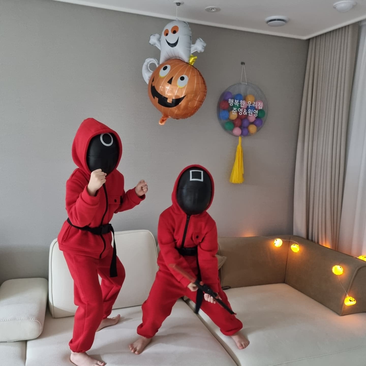 #일상기록
-
이사와서 맞이하는 첫 할로윈👻👻
아파트 전체를 할로윈으로 꾸밀꺼라는 말에
급히 오징어게임 코스튬을 준비했건만...
-
갑자기 준영이가 다니는 학교에
코로나확진자가 나와서..
코쑤시고 결과 나올때까지 격리하느라고..
정작 할로윈 당일파티때는 나가보지도 못했다.
아이들도 슬푸고 나도 슬푸고🥲
전날밤에 미리 사진찍어 놓은건 신의 한수!
-
워녕이 앞사람 코로나검사하는거 보더니..
별거 아닌줄알고~~~
"엄마! 내가 일뚱으로 할꺼야!"라고
자신만만하게 말하더니..
한번 쑤심 당하고는 자지러지게 울고 난리를 치는 바람에...
뒷차례 형아할때까지 너무 힘들었다는🤬🤬🤬
다시는 코로나 검사하는 일이 없길🙏
.
.
.
#내할로윈돌려줘👐 #금호어울림센트럴
#할로윈파티👻 #코로나검사
#워녕씨암때나나서지마😤