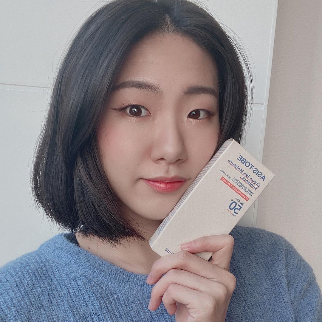 @happi_2zubbu on Instagram: “🅰🆂🅸🆂-🆃🅾🅱🅴 그린티 모이스처 선블록 #제품제공 지금 선크림 똑 떨어지신 분! 가을 겨울용 촉촉한 선크림 필요하신 분! 선크림 특유의 텁텁함 싫어하시