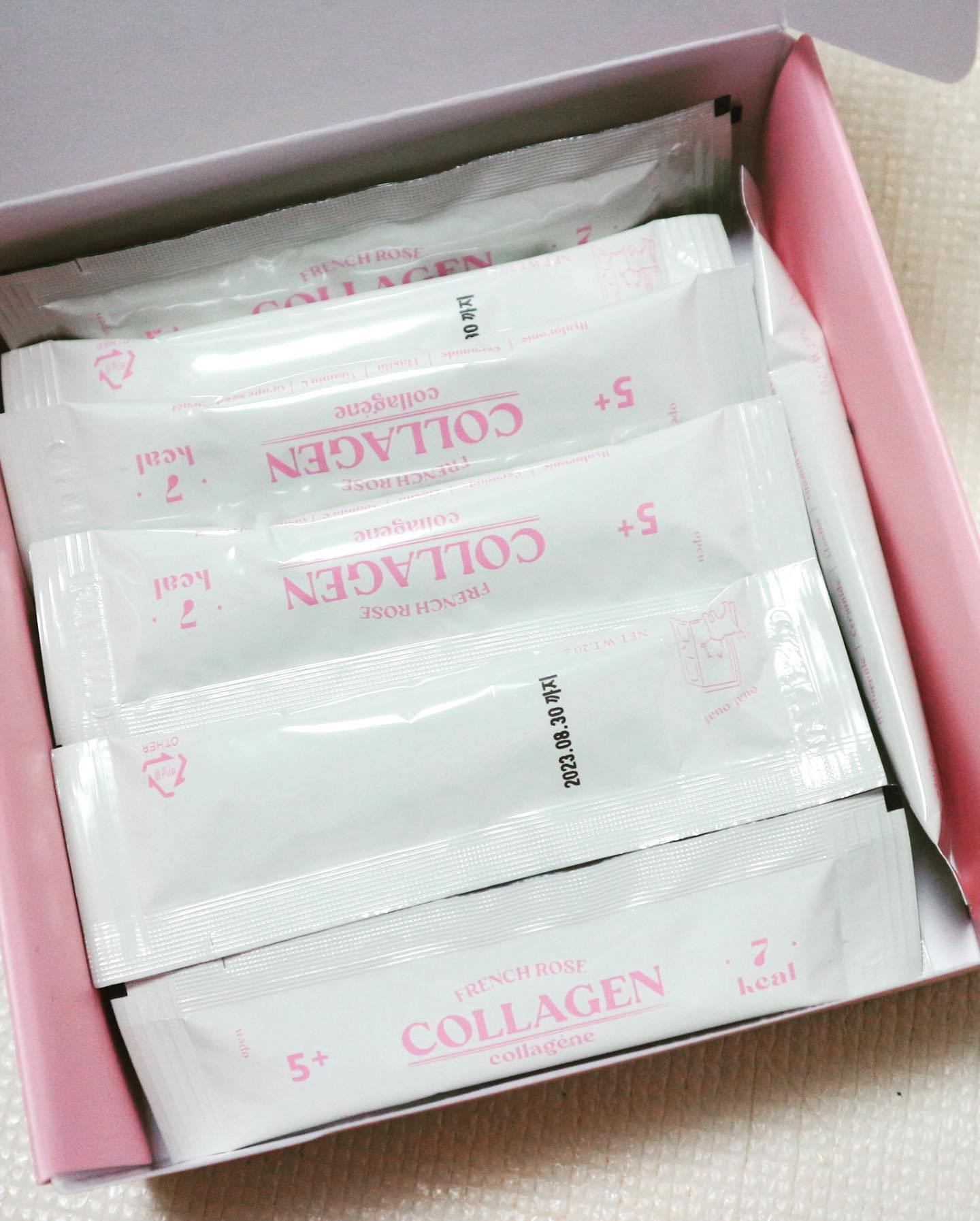 요즘 유행하는 콜라겐젤리★
중국산이 아닌 베트남산 원료라서 믿음가고 
동안유지하는데 필수품이된 메종조이 프렌치콜라겐젤리!! 하루에 한포씩 챙겨먹기♡

#메종조이 #프렌치로제콜라겐 #프랑스산콜라겐
 #프랑스콜라겐 #저칼로리콜라겐 #다이어트콜라겐 #피부관리 #부모님선물 #콜라겐추천 #7칼로리콜라겐 #로제콜라겐
