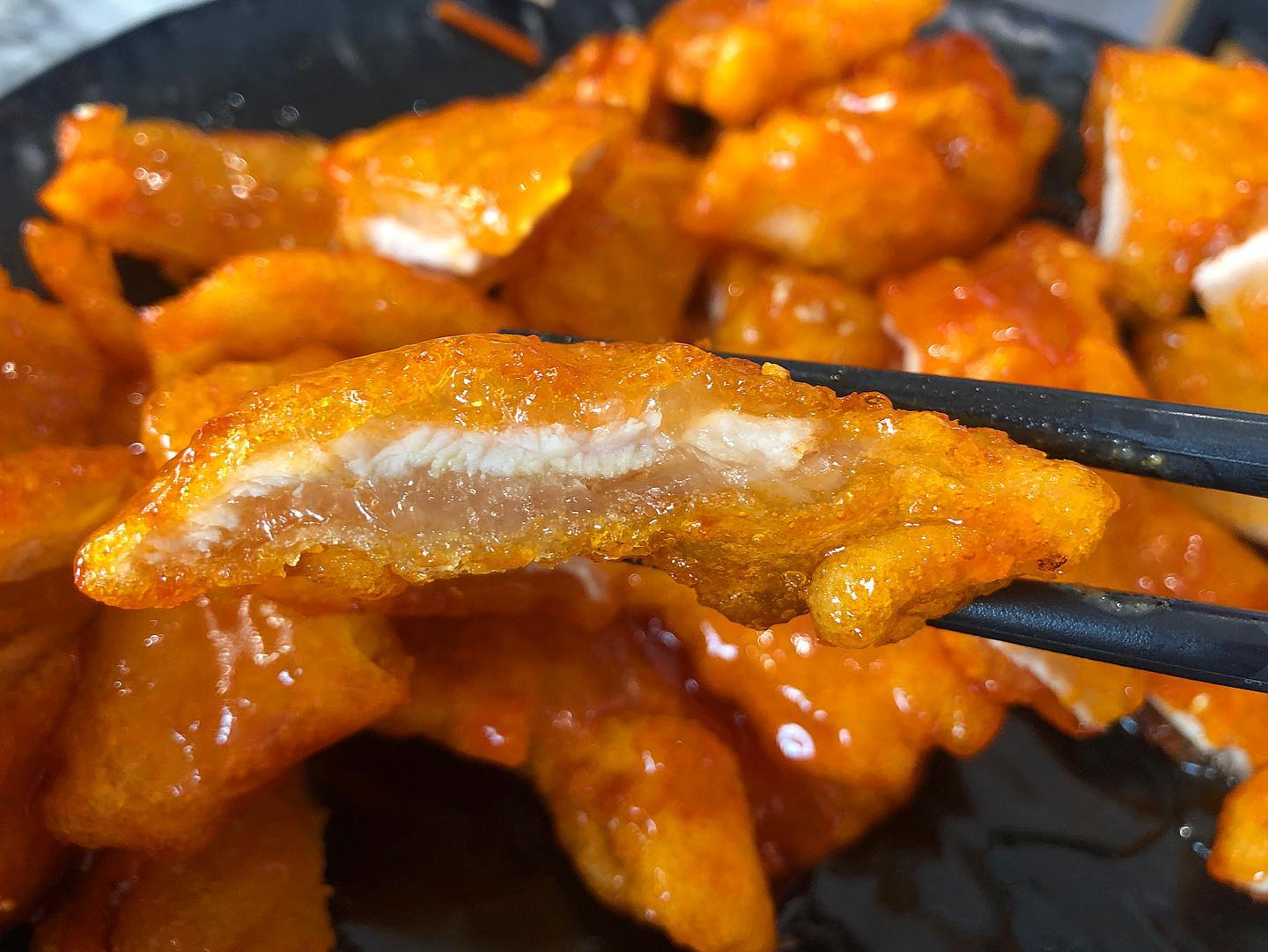 📍선릉 칠리향 마라탕🍲
마라는 주기적인 수혈이 필요합니다...❗️일하다보니 역시 마라가 땡겨서 점심시간에 호다닥 가서 마라 수혈하고 왔어용💗 맵기도 5단계로 조절 가능해서 맵찔이인 저도 기분 좋게 먹고 왔어요ㅎㅎ 

밥과 셀프 소스바는 무한리필👀 원하는 소스 조합 만들어서 찍어먹을 수 있어서 좋았어요! 마라탕에 꿔바로우는 필수죠😚 바삭바삭 새콤달콤하니 꿀맛이였어용💖 양도 많아서 배 터질 뻔했네용🤪
-
#칠리향마라탕선릉점 #선릉역맛집 #선릉맛집 #선릉역마라탕 #대치동맛집 #선릉데이트 #마라탕 #꿔바로우 #먹스타 #먹스타그램 #먹스타맞팔 #먹팔환영 #첫줄반사 #좋반테러 #맛집탐방 #맛스타그램