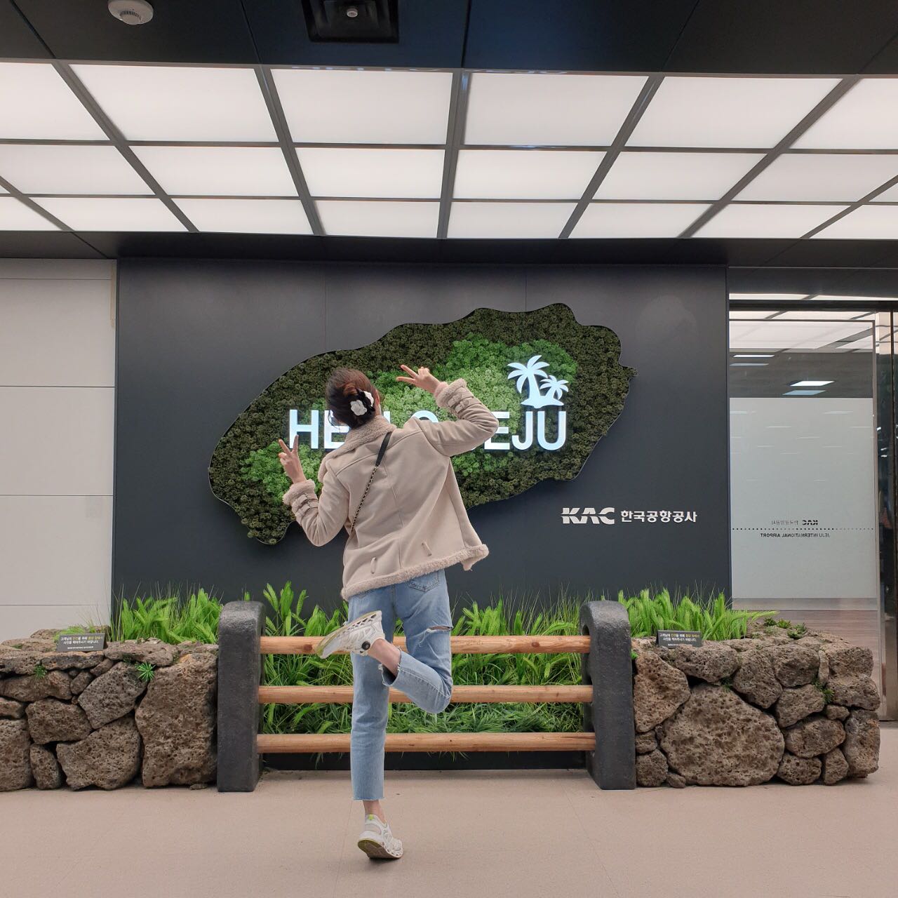 I'm in Jeju.💕✈️🛫🛬
_joo_hi_ 랑😍>_< 
아주 신나서 깨발랄 해버렸다구~Ｏ(≧▽≦)Ｏ٩꒰⍢ ꒱۶⁼³₌₃٩꒰⍢ ꒱۶⁼³₌₃