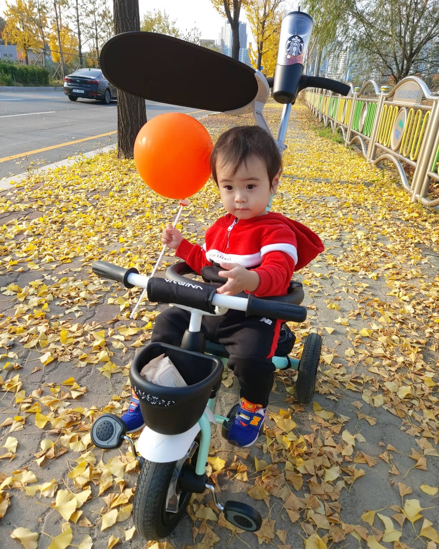 돌 지나고 휴대용 유모차로 바꿔서 다녔는데..
유모차에 오래 못 있는 것 같아서
결국 자전거 삼 ㅋㅋㅋ😁😁
.
.
문제는.. ㅋㅋㅋ
유모차와 자전거가 파킹되어 있으면
무조건 자전거를 고른다는 점 ㅠ ㅋㅋ
뭐 좋으면야 다행이지만 ㅋㅋ
타다가 졸려서 이렇게 잠들어버리면
.
길가에서 어째야 하나? ㅋㅋ🤣🤣🤣
유모차에서 자면 자는대로 두고 
이동하면 되는데 ㅎ