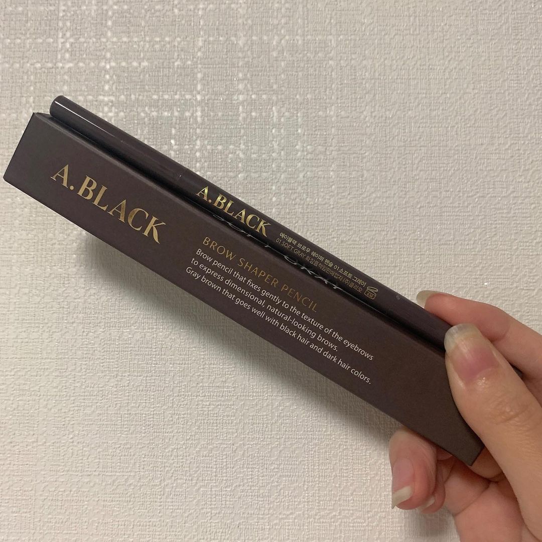 정 아(23) on Instagram: “#협찬 🤎[A.Black] 브로우 쉐이퍼 펜슬 01 소프트 그레이🤎 에이블랙 섀도우 팔레트를 사용하고 있는데 브로우 색상이 머리색과 잘 어울리고 지속력도 좋아서 아