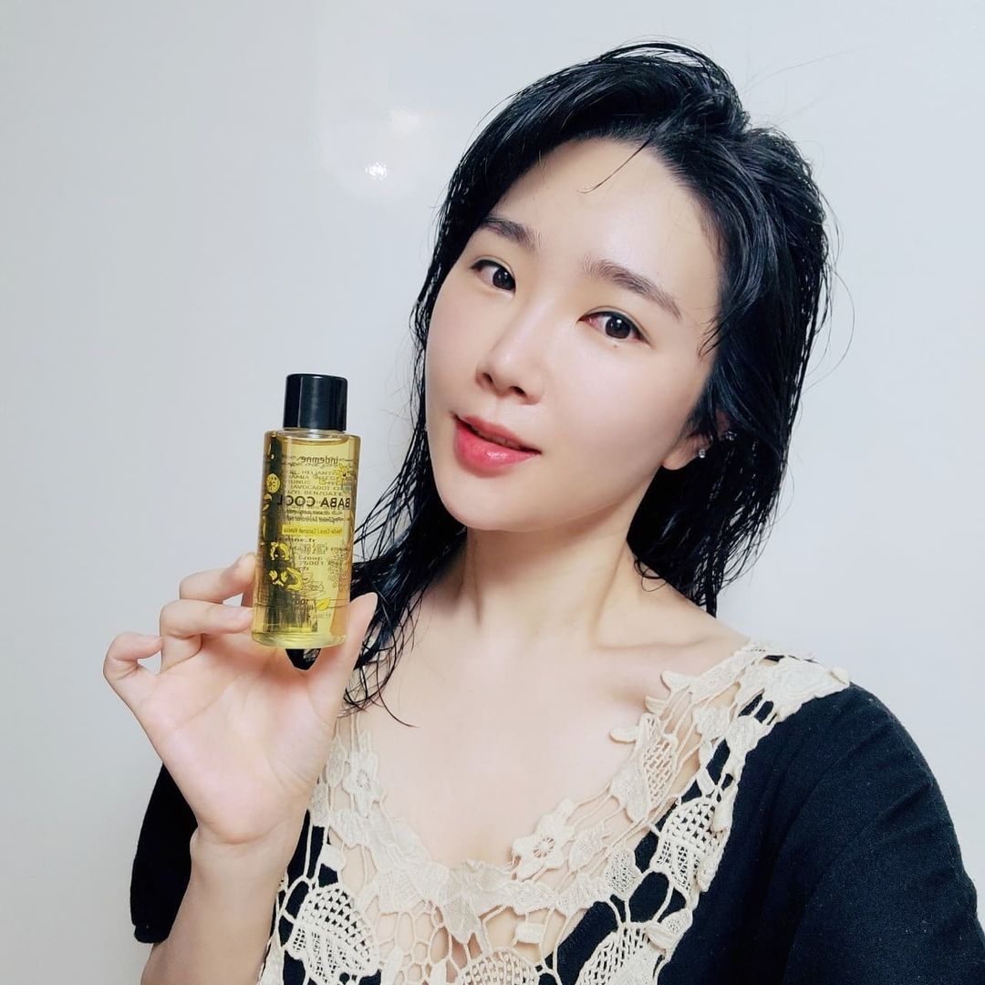 나두 꽃🌸 on Instagram: “#협찬 엥뎀 : 바바쿨 향수 바디 오일💁🏻‍♀️ 천연 식물의 에센셜 오일을 원료로 한 향료와 포도씨오일, 해바라기씨오일, 퀸즈랜드넛오일 , 스위트아몬드오일,