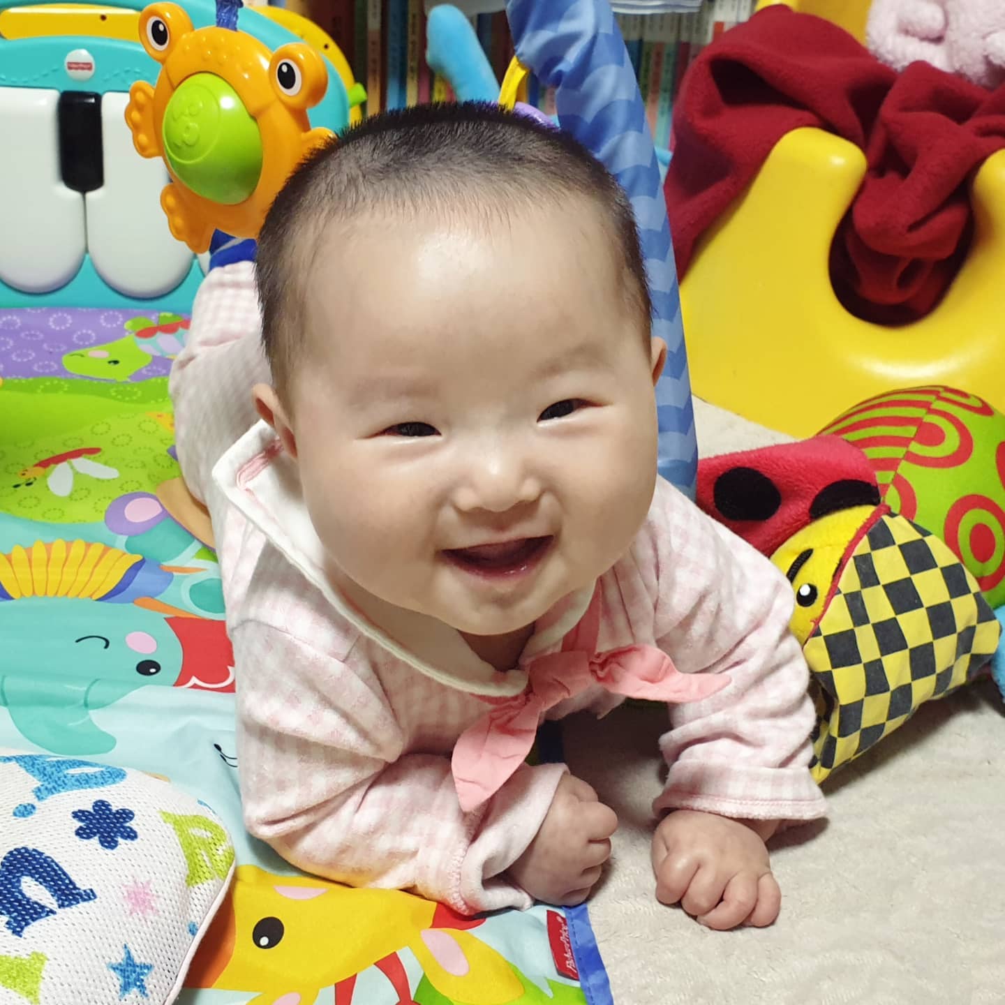 １３３ᴅᴀʏs

혼자힘으로
뒤집기 성공!!

저녁 준비하는데 
혁이가 뛰어오면서
엄마 동생 엎드렸어~!!

엎드려서 웃고 있는 깽💕
이제 진짜 눈을 떼면 안될듯

#뒤집기성공