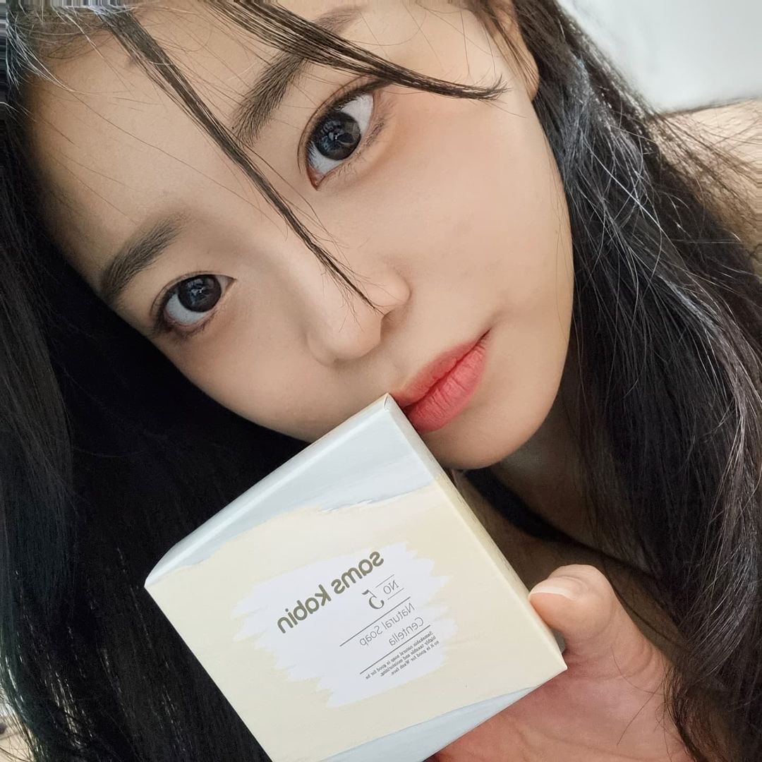 김성아 on Instagram: “요즘들어 사용하는 샘스캐빈 어성초, 센텔라 비누 (ฅ’ω’ฅ)♥ 화장 안 하고 세안할 때나 아침에도 강한 클렌징 폼으로 세수 했어서 항상 건조했는데 그럴 때 이 비누