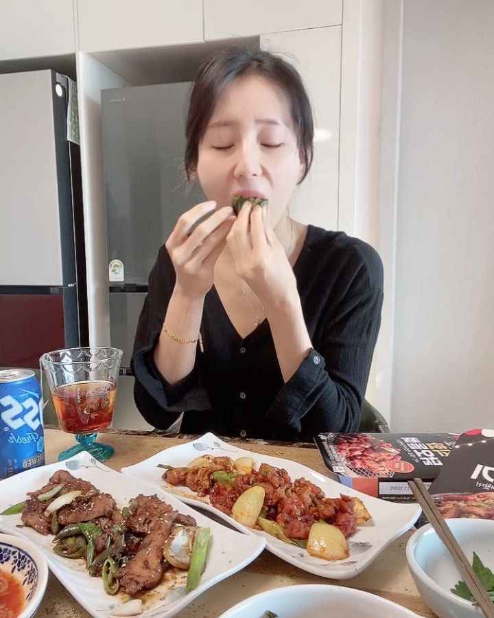 좋은건 여리가 공유할게😏 on Instagram: “#협찬 포장마차에서 먹던 맛 그대로 집에서 간편하게 먹을 수 있는 [한잔애] 직화 냉동 안주 5종 🤚🏻😋 직화 냉동 안주! 리얼 직화로 구워 살아있