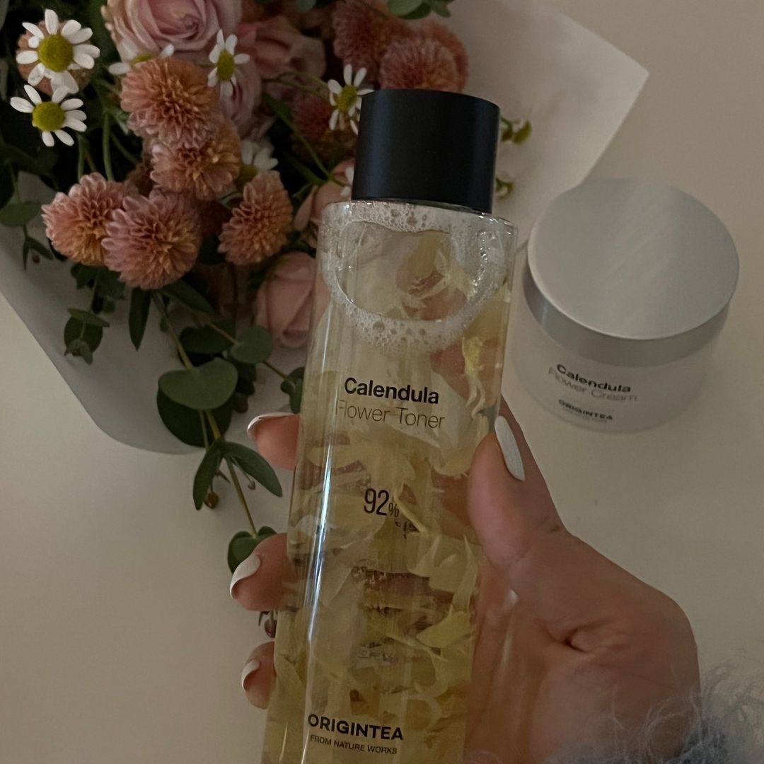 '◡'✿🤍 on Instagram: “#협찬 카렌듈라 꽃잎토너 & 카렌듈라 크림 💐 맨날 마스크써서 힘든 내 피부를 위해 발라준 오리진티 토너랑 크림 ✨ 우선 그대로 꽃잎이 들어있어, 이쁜것도 한몫하