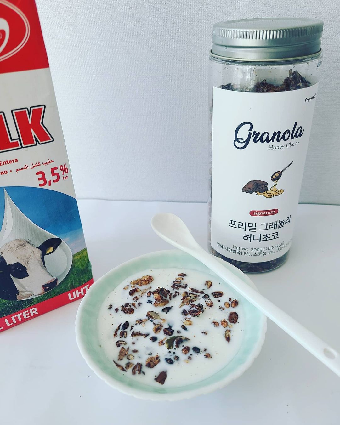 joo on Instagram: “#협찬 간단한 아침이나 야식 땡길때 챙겨먹는 프리밀 그래놀라 시그니처 허니초코! 요거트나 우유에 타먹으면 꿀맛! 많은 종류의 견과류에 초코칩이 들어있어서 고소하고
