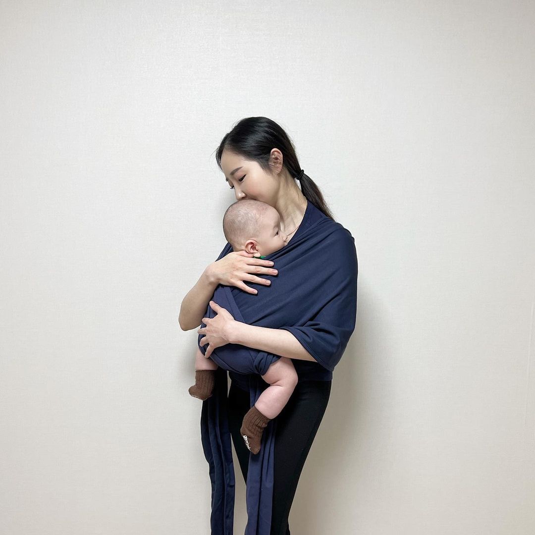 윤아 on Instagram: “#협찬 국내 최초 티셔츠형 아기띠 로로안코 스윙아기띠 👶🏻 임신 기간부터 출산후까지 가능한 멀티 아이템인데요~ 엄마 아빠 어느 체형에나 사용이 가능하고 하