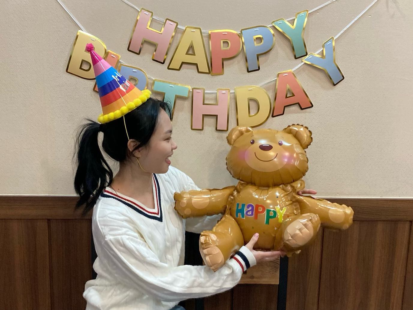 해비공주님 생일💕 내가 더 신나버렸다😆
3주전부터 예약했는데 픽업 당일날 갑자기 꽃 상태가 안좋아 예약했던 디자인 불가능하다는ㅎ 연락을 받고 좀,, 그랬지만 애기가 맛나게 먹어줬으니 다행♥️
4살 아기멈머 해병공주님 생일축하해🎉🐕🐶
.
.
.
#솔쨩의일상